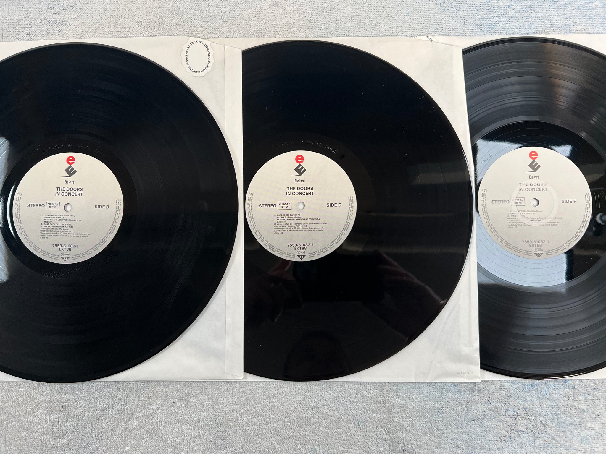 Omslagsbild för skivan THE DOORS in concert 3xLP -91 Ger ELEKTRA 7559-61082-1