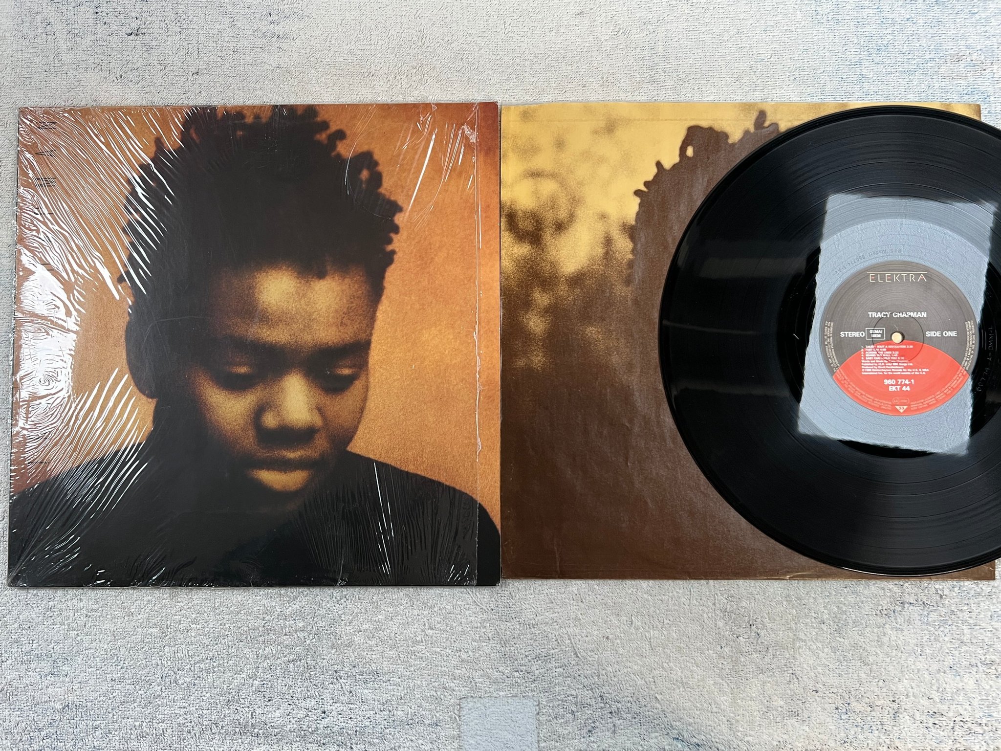 Omslagsbild för skivan TRACY CHAPMAN s/t LP -88 Ger ELEKTRA 960 774-1