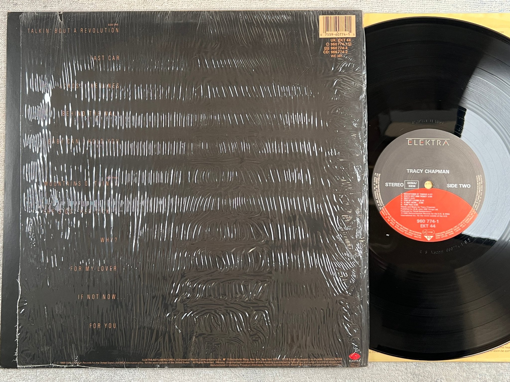 Omslagsbild för skivan TRACY CHAPMAN s/t LP -88 Ger ELEKTRA 960 774-1