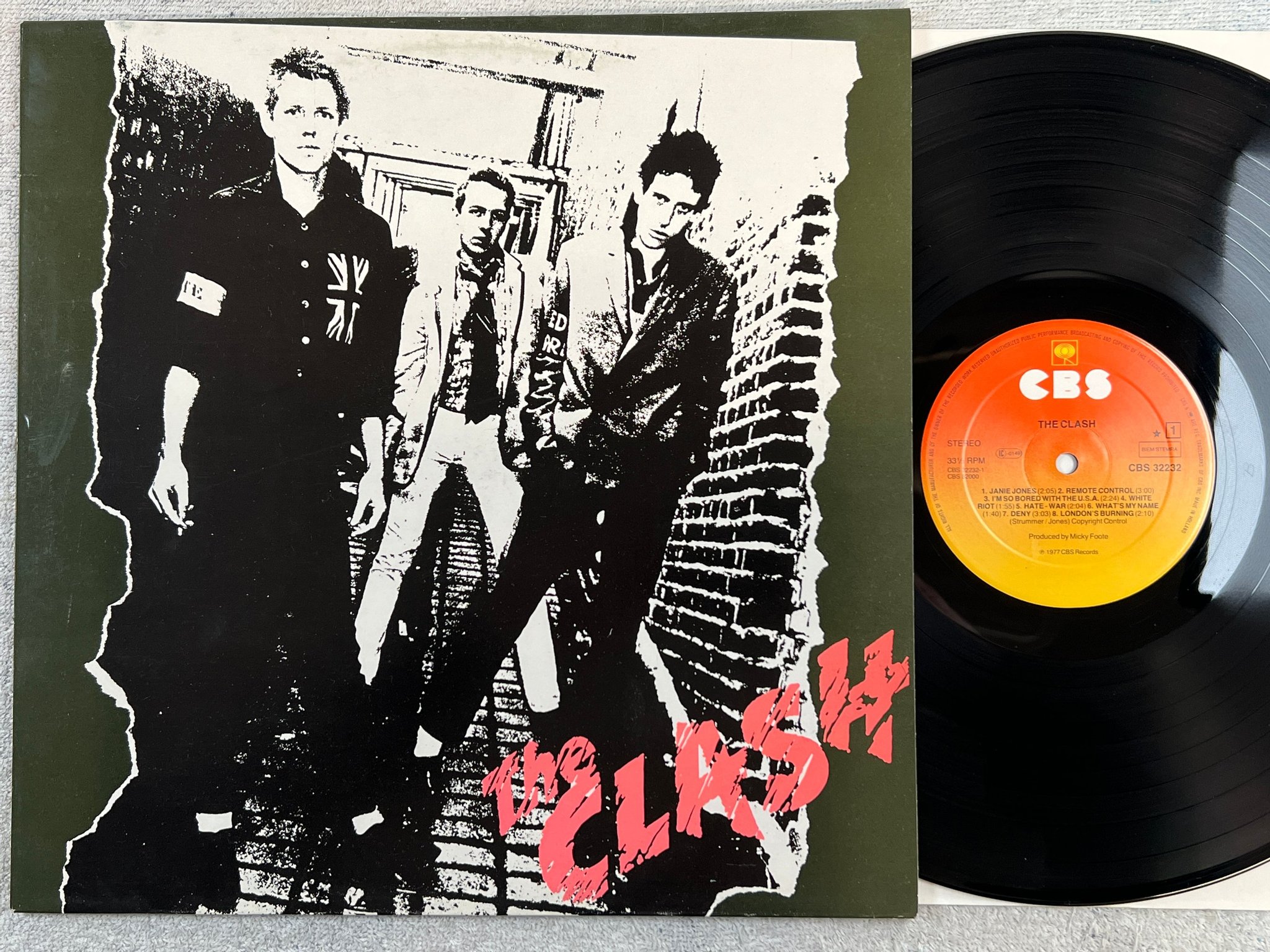 Omslagsbild för skivan THE CLASH s/t LP -77 Hol CBS 32232 
