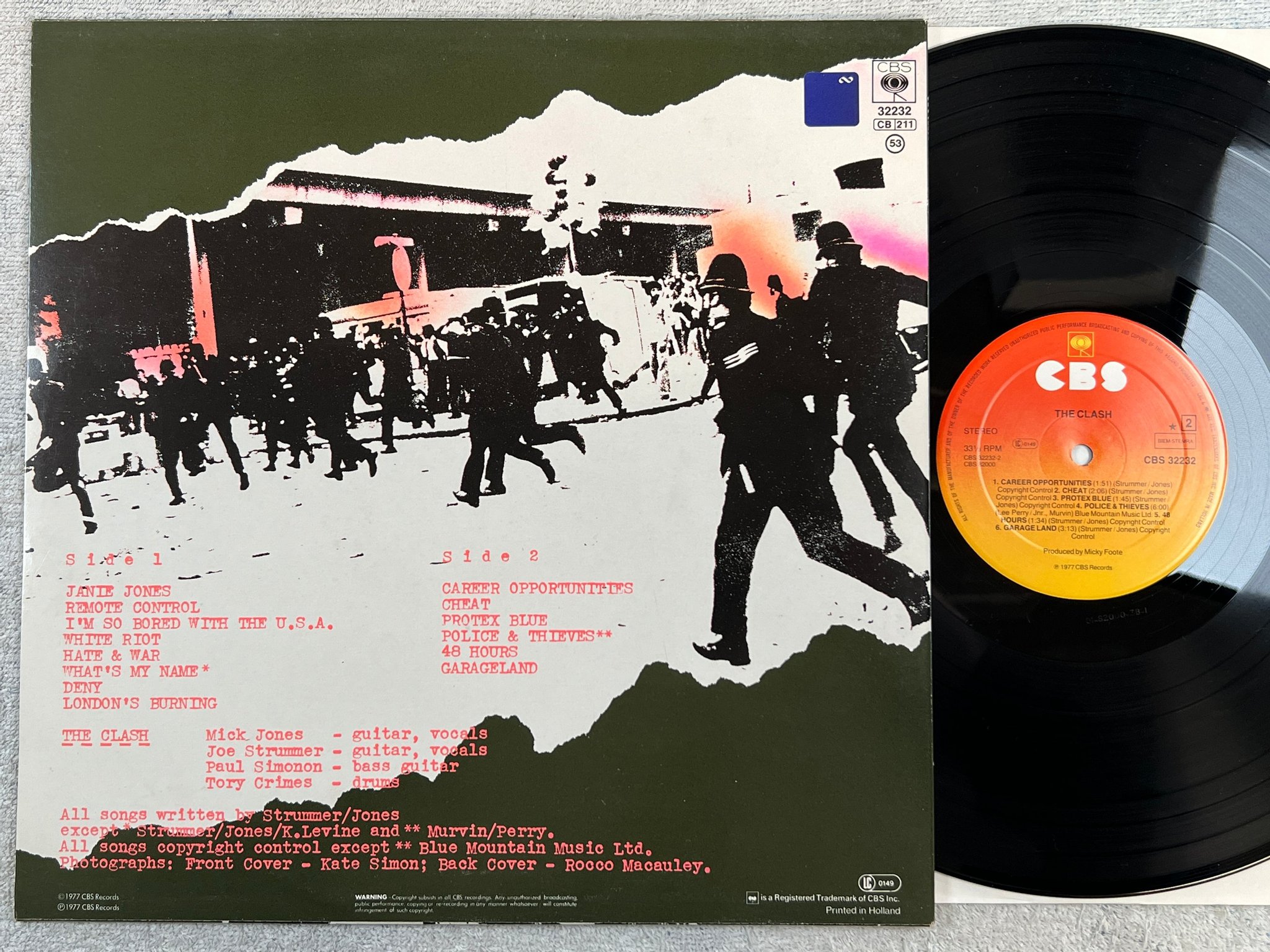 Omslagsbild för skivan THE CLASH s/t LP -77 Hol CBS 32232 