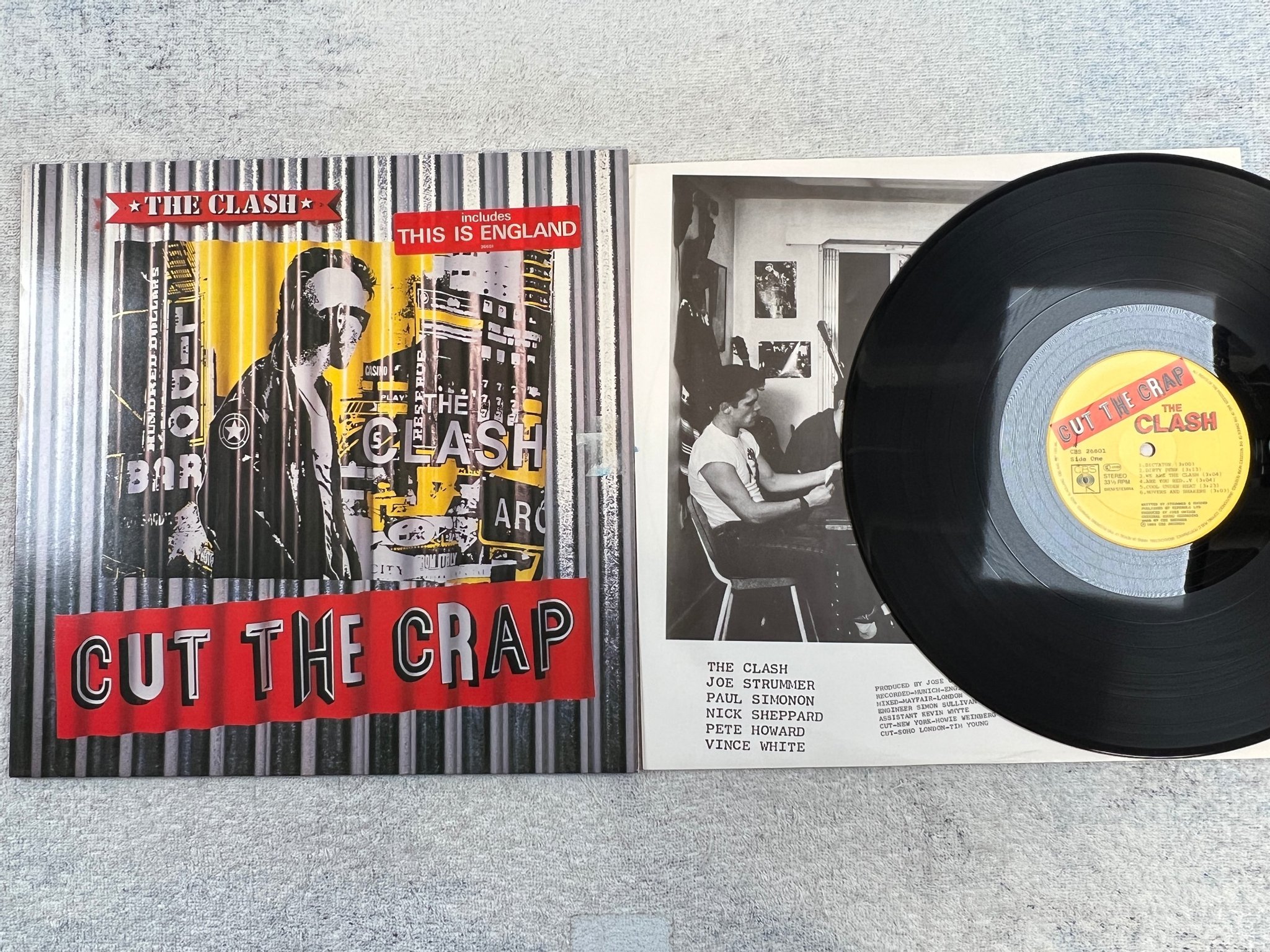 Omslagsbild för skivan THE CLASH cut the crap LP -85 Hol CBS 26601