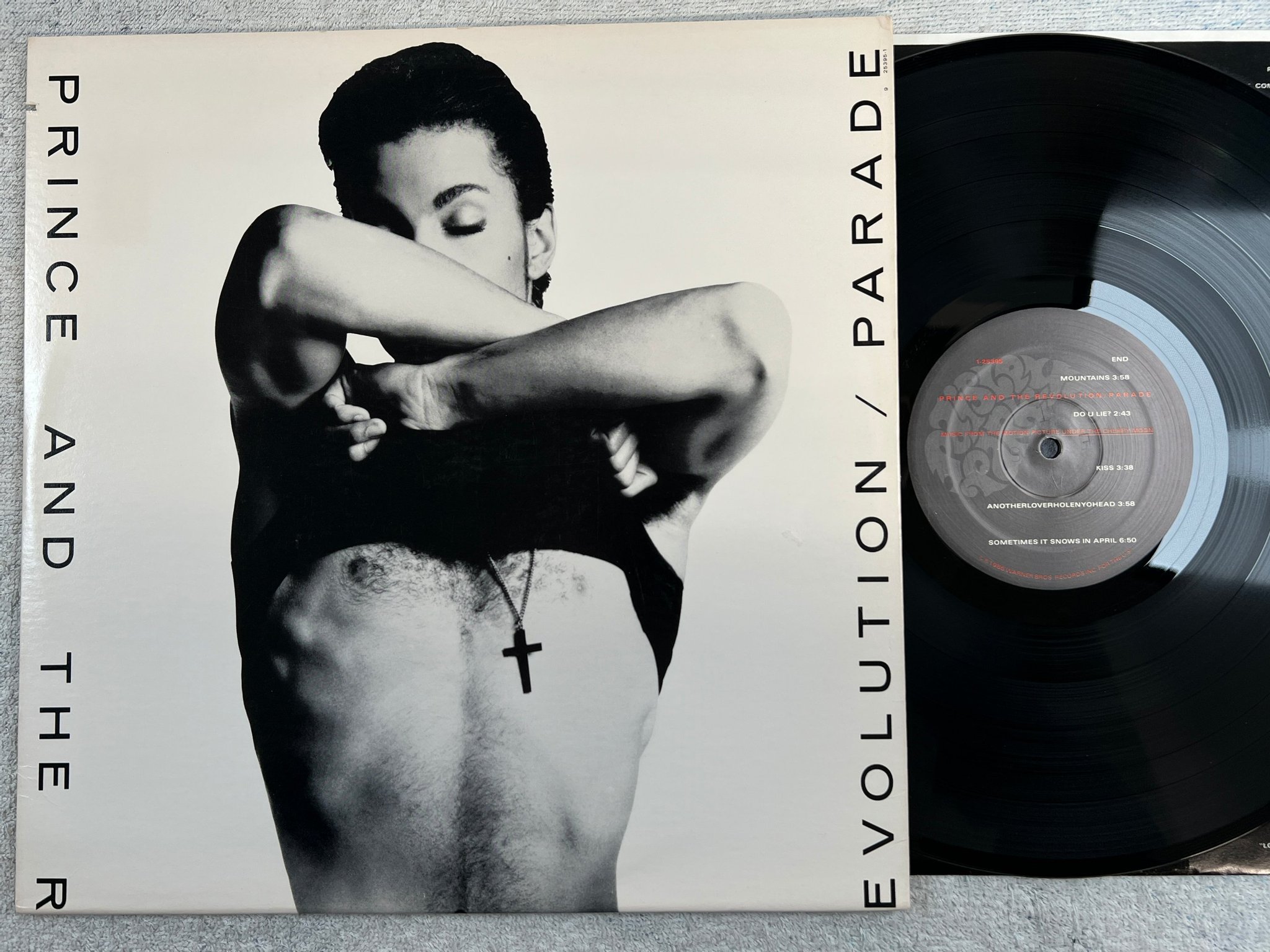 Omslagsbild för skivan PRINCE 6 THE REVOLUTION parade LP -86 US PAISLEY PARK 1-25395