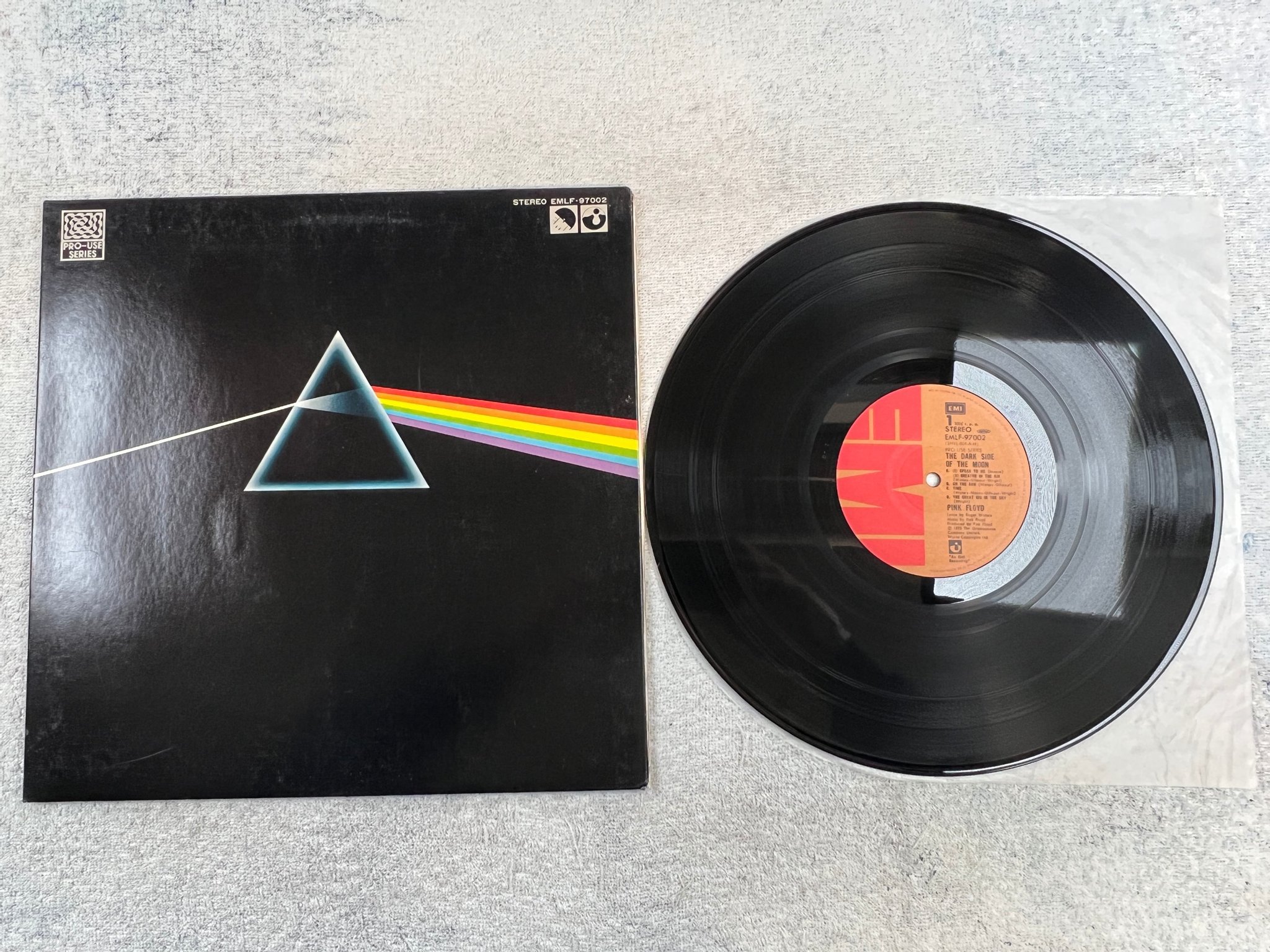 Omslagsbild för skivan PINK FLOYD the dark side of the moon LP Japan EMI EMLF-97002