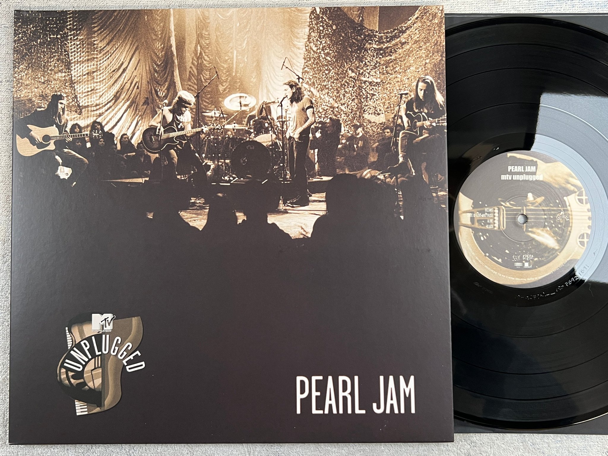 Omslagsbild för skivan PEARL JAM unplugged LP -93/2019 re EPIC 19075921591 180gram