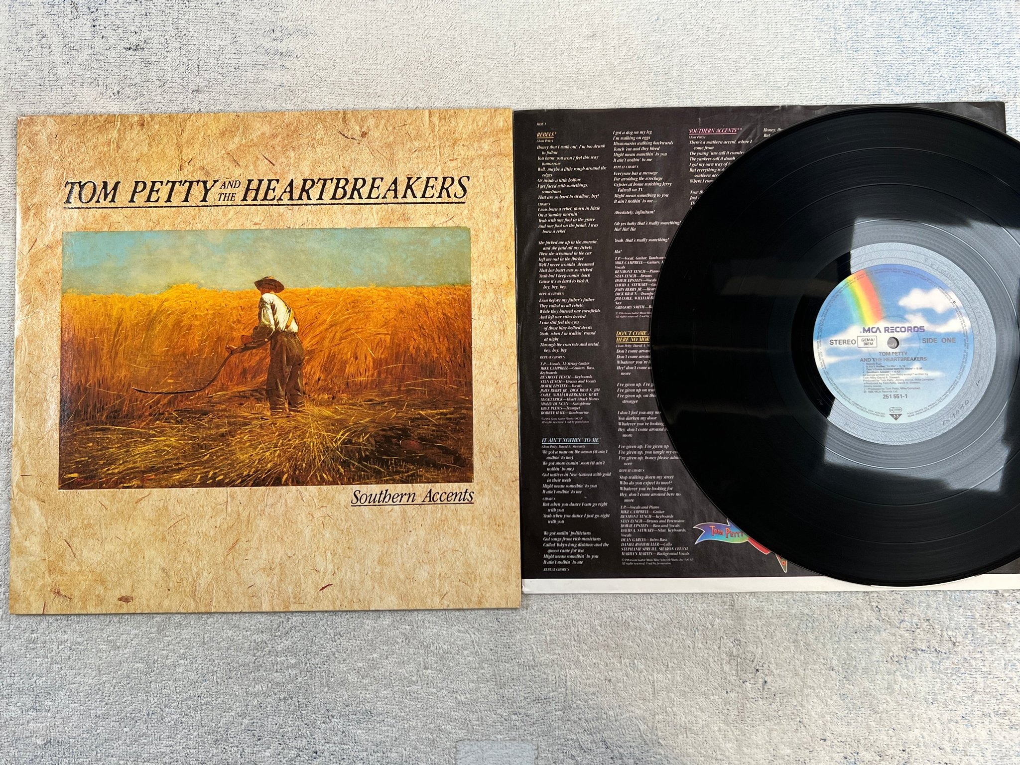 Omslagsbild för skivan TOM PETTY & THE HEARTBREAKERS s/t LP -85 MCA 251551-1 