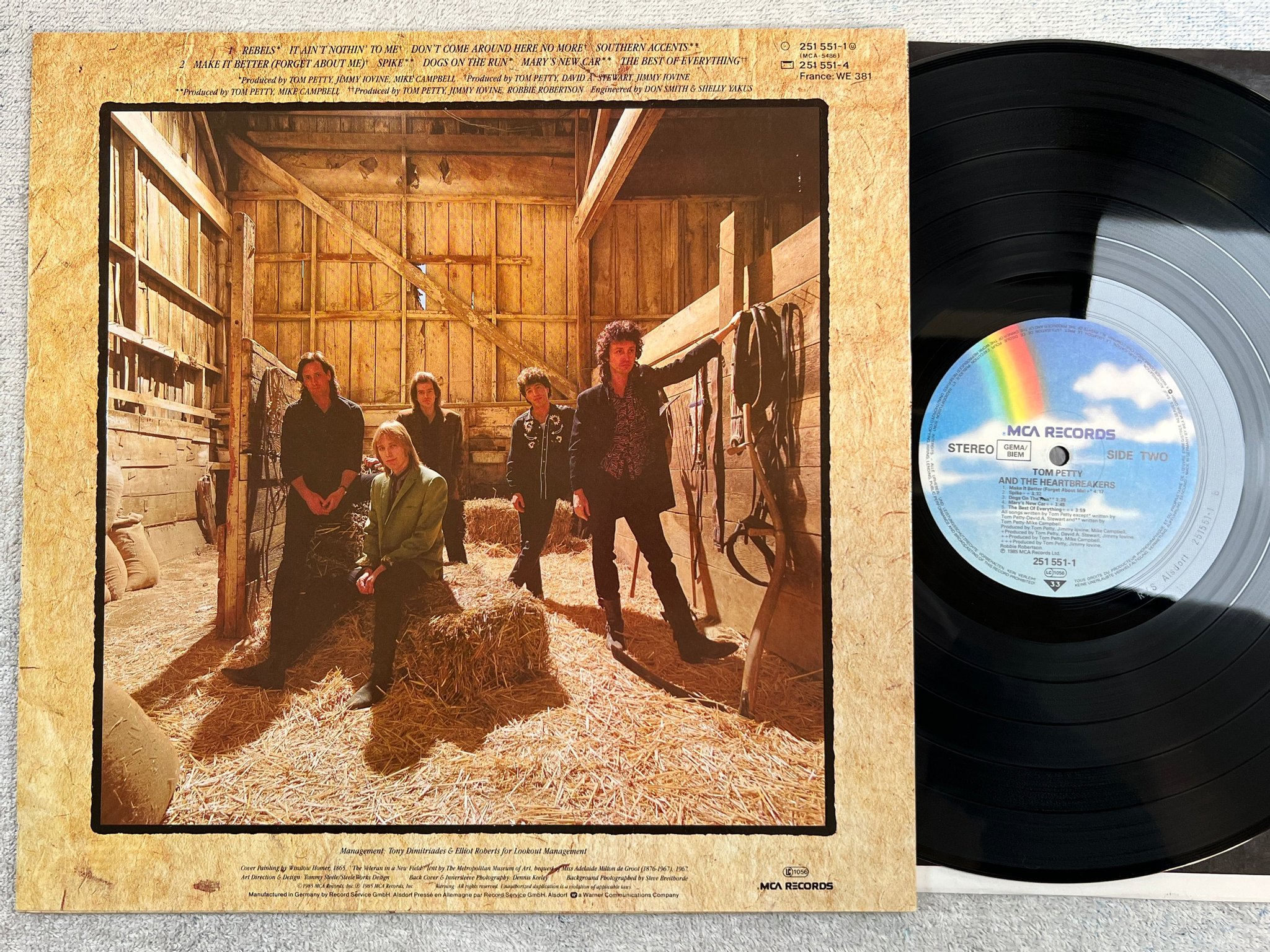 Omslagsbild för skivan TOM PETTY & THE HEARTBREAKERS s/t LP -85 MCA 251551-1 