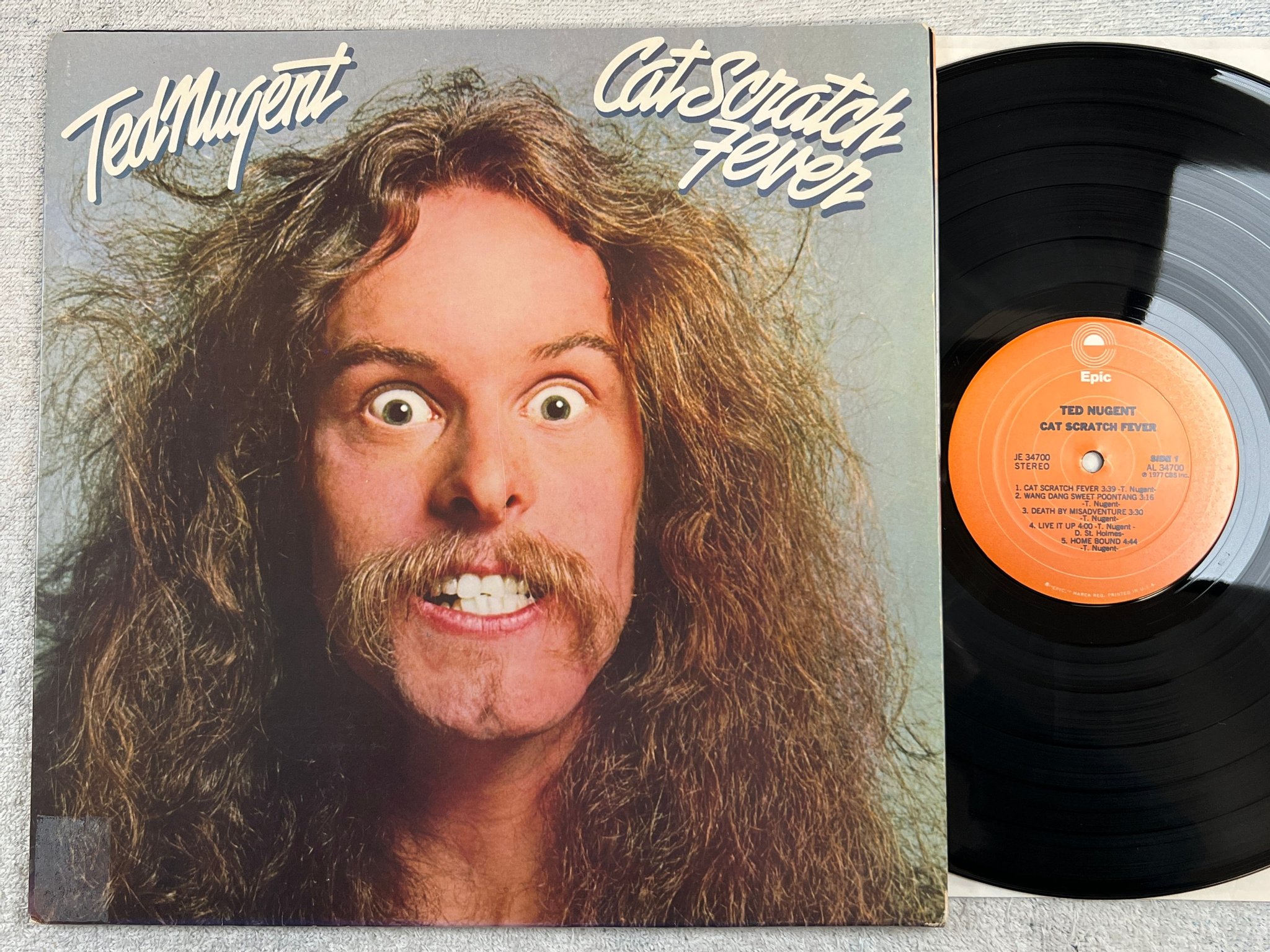 Omslagsbild för skivan TED NUGENT cat scratch fever LP -77 US EPIC JE 34700