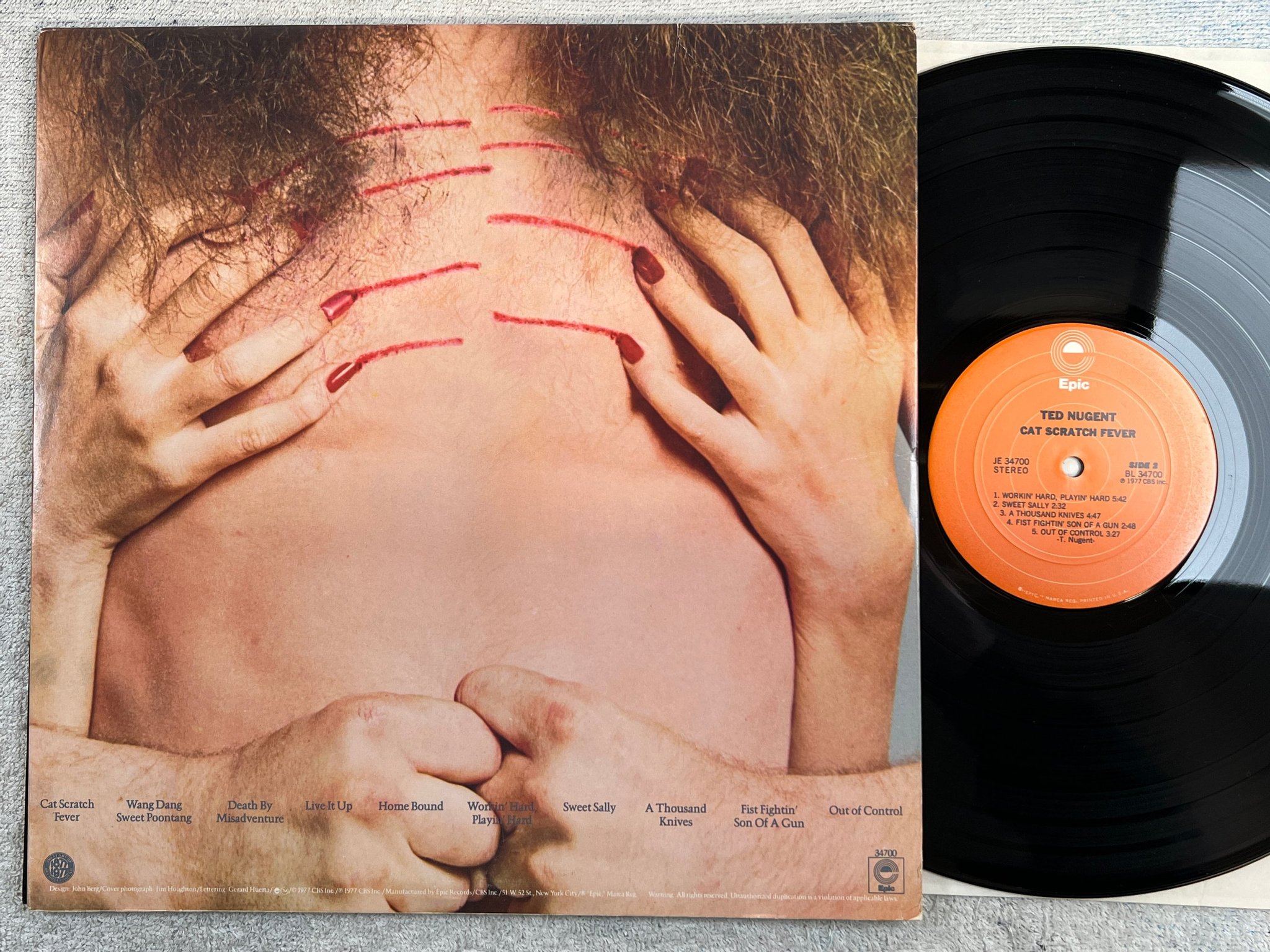 Omslagsbild för skivan TED NUGENT cat scratch fever LP -77 US EPIC JE 34700