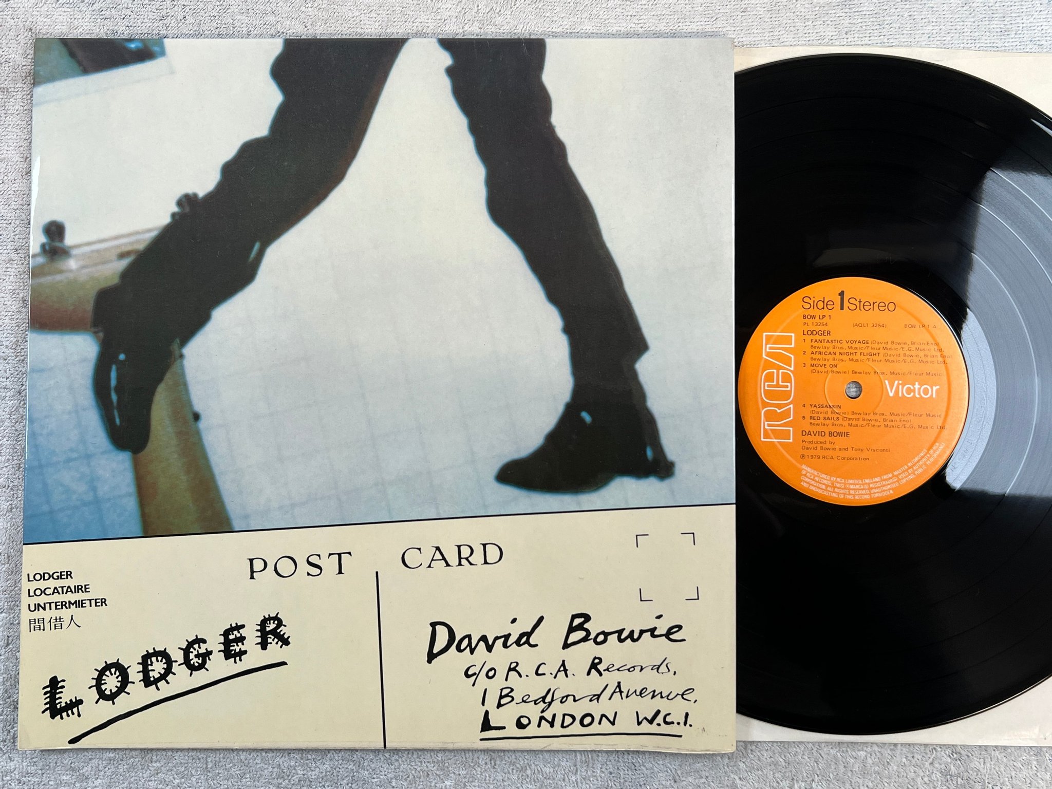 Omslagsbild för skivan DAVID BOWIE lodger LP -79 RCA BOW LP 1 