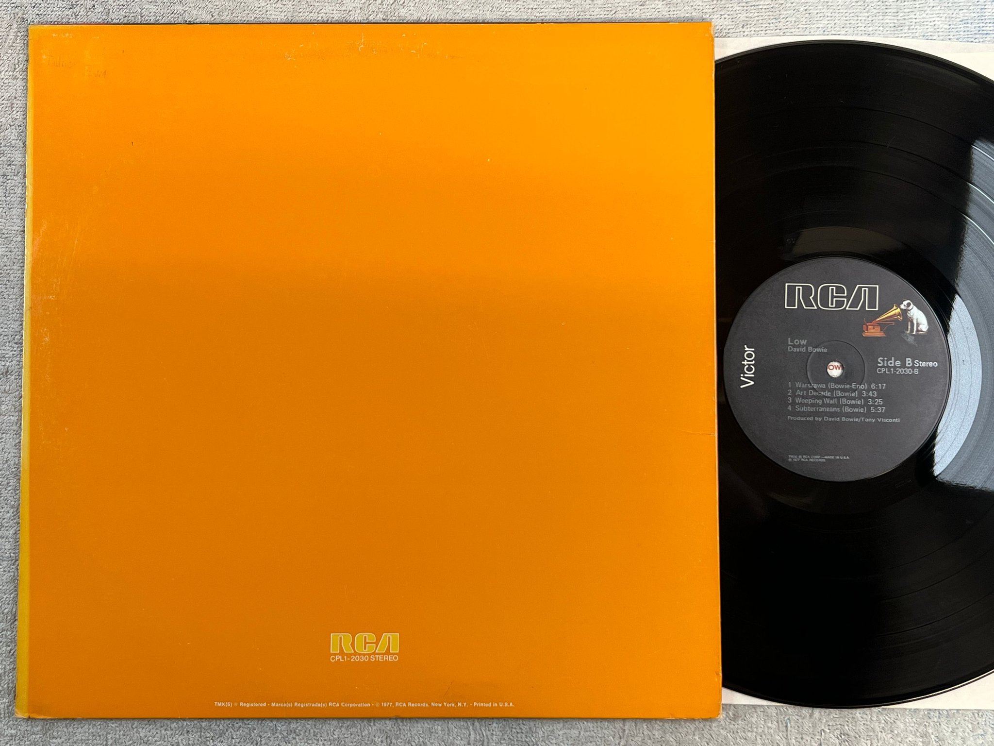 Omslagsbild för skivan DAVID BOWIE low LP -77 US RCA CPL1-2030