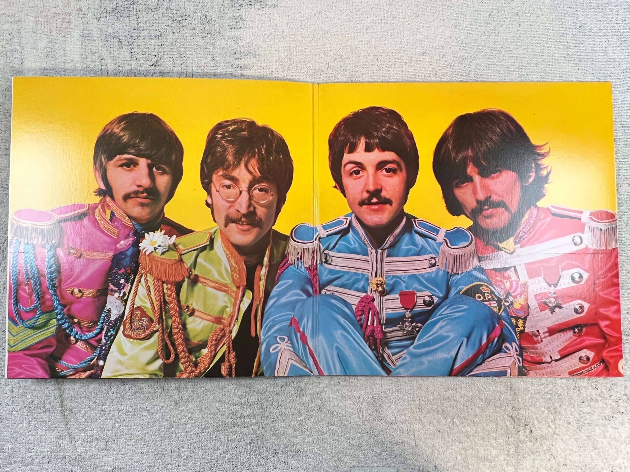 Omslagsbild för skivan THE BEATLES Sgt Pepper's lonely heart band LP re Can CAPITOL SMAS 2653