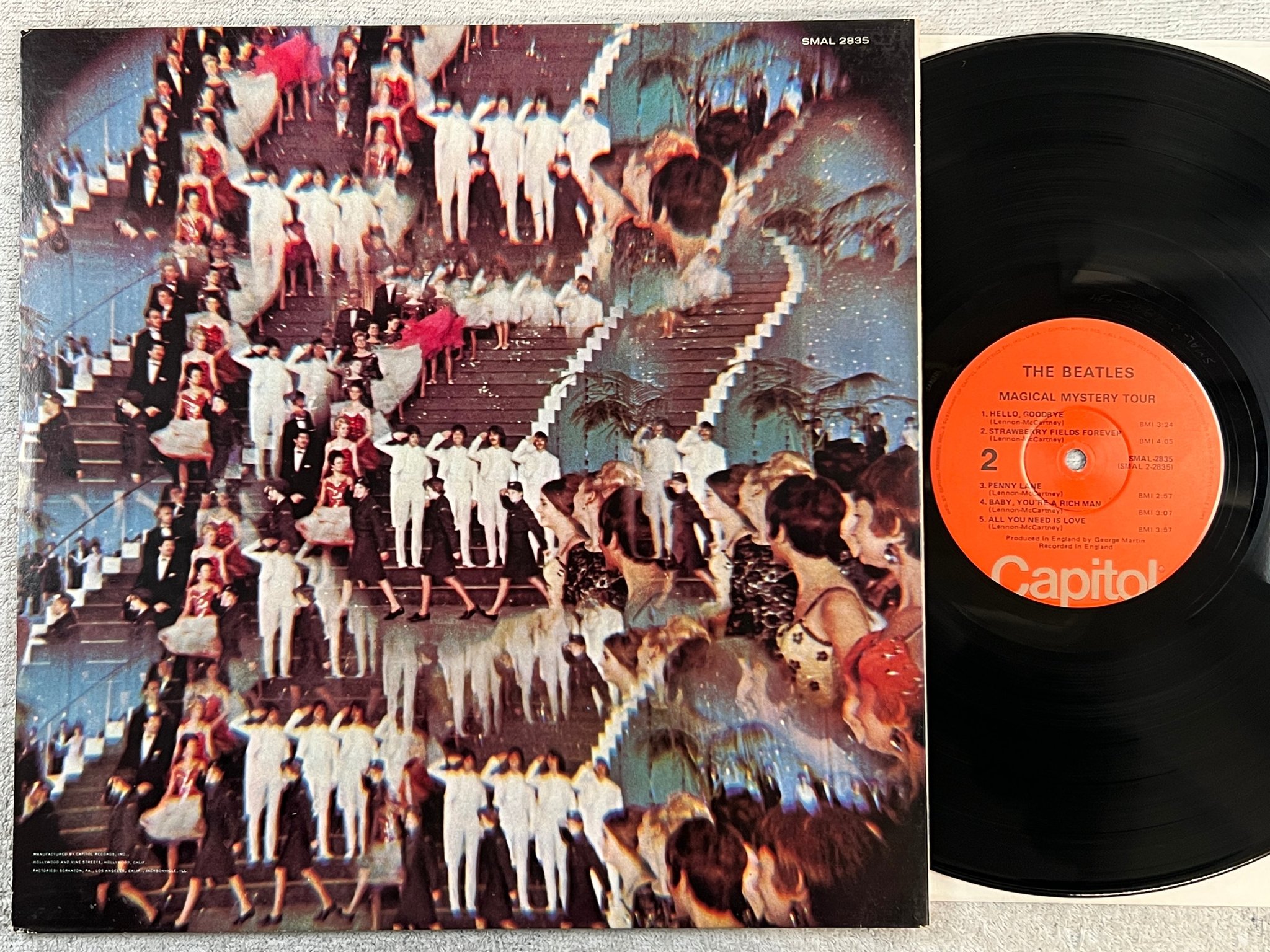 Omslagsbild för skivan THE BEATLES magical mystery tour LP re US CAPITOL SMAL-2835