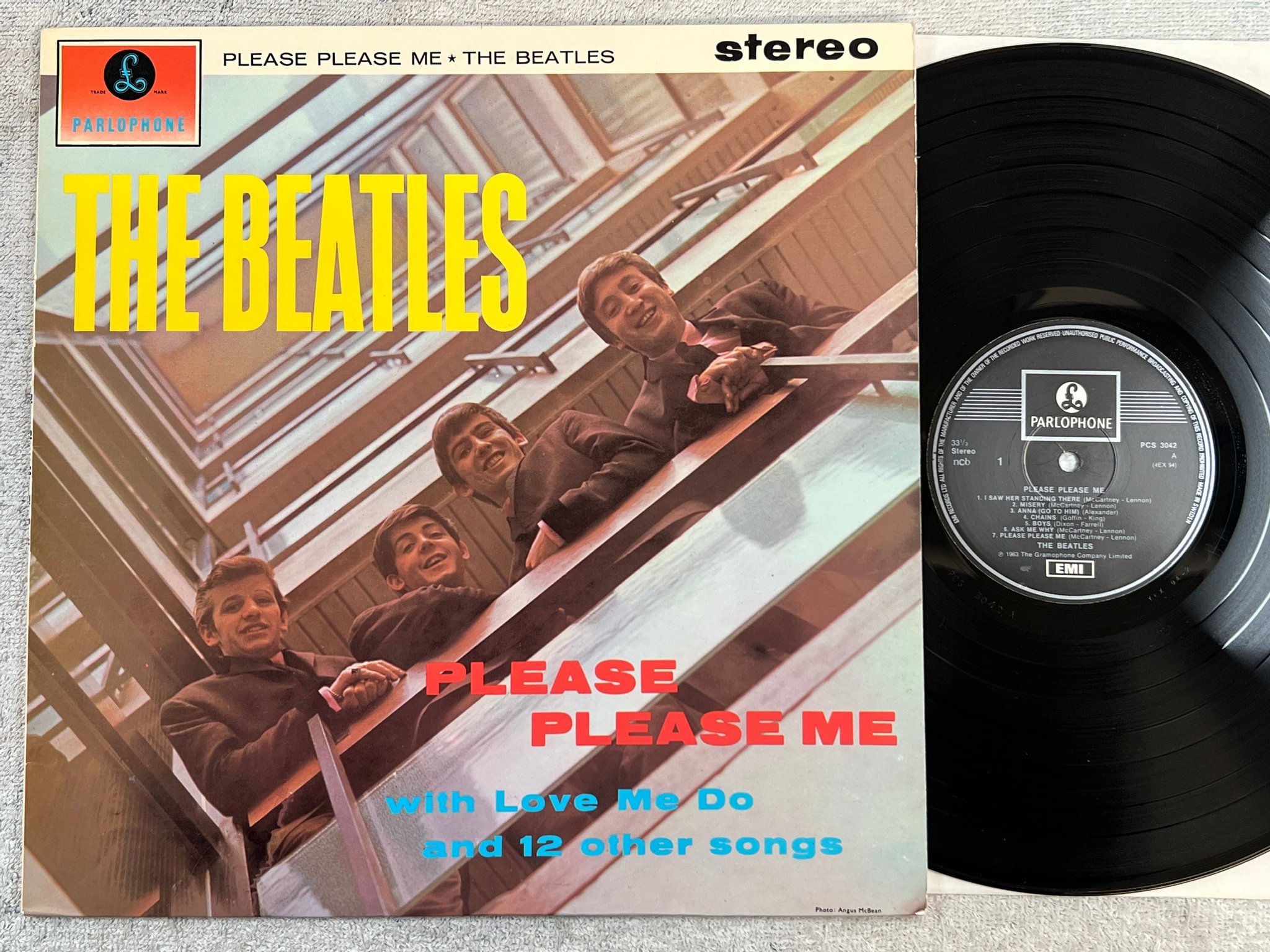 Omslagsbild för skivan THE BEATLES please please me LP re Swe PARLOPHONE / EMI PCS 3042