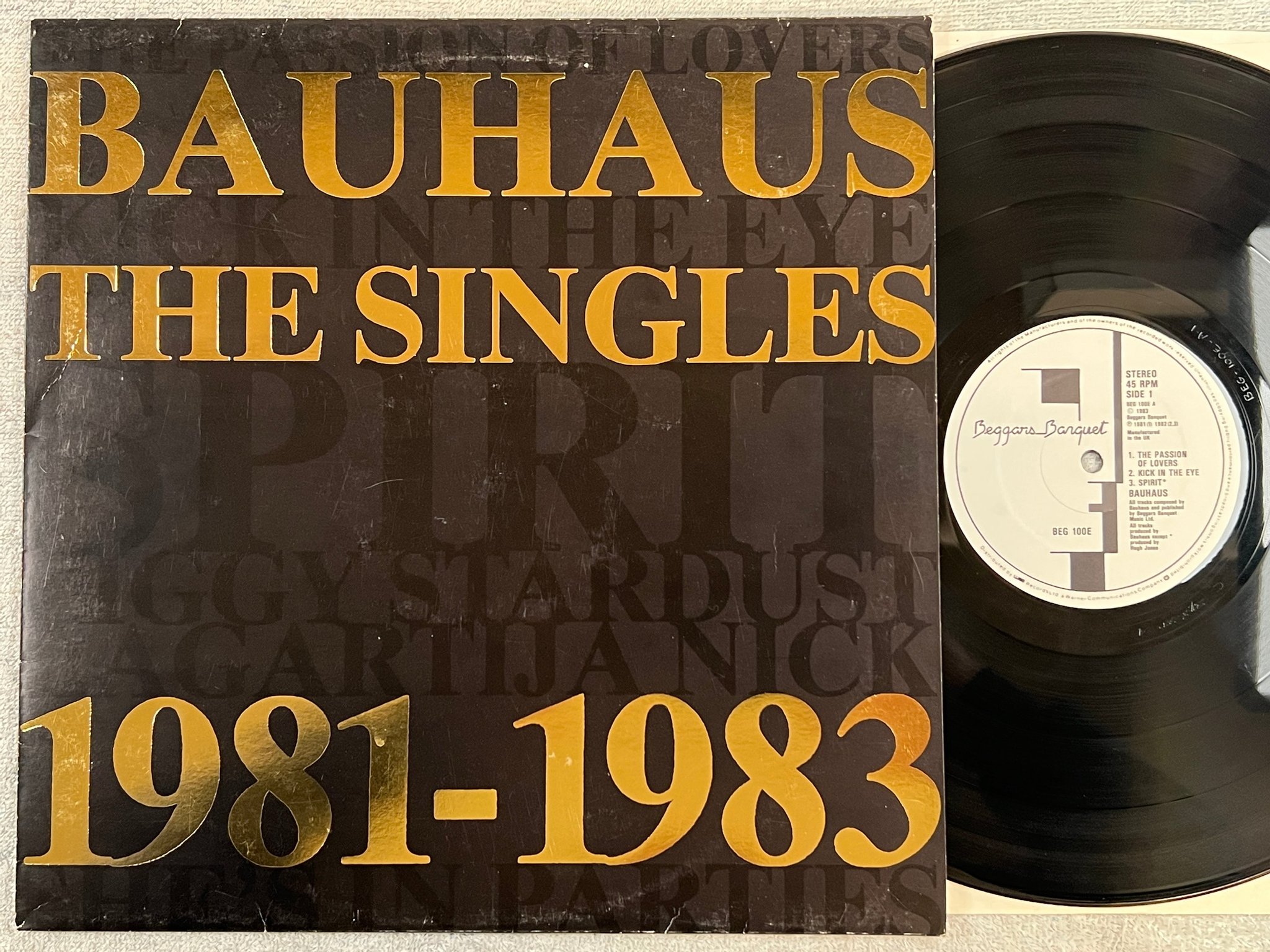 Omslagsbild för skivan BAUHAUS the singles LP BEGGARS BANQUET BEG 100E