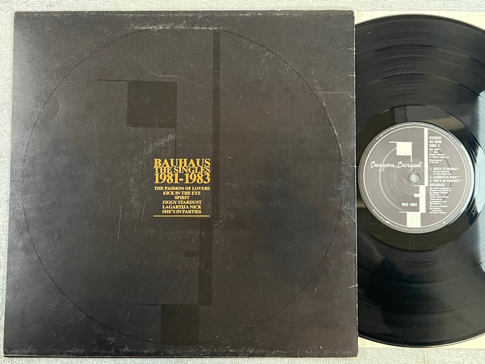 Omslagsbild för skivan BAUHAUS the singles LP BEGGARS BANQUET BEG 100E