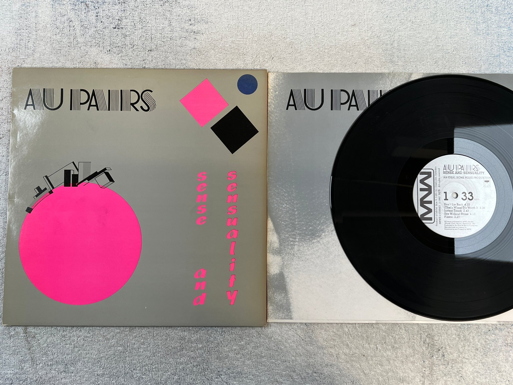 Omslagsbild för skivan AU PAIRS sense and sensuality LP -82 Swe MNW MNWX 2