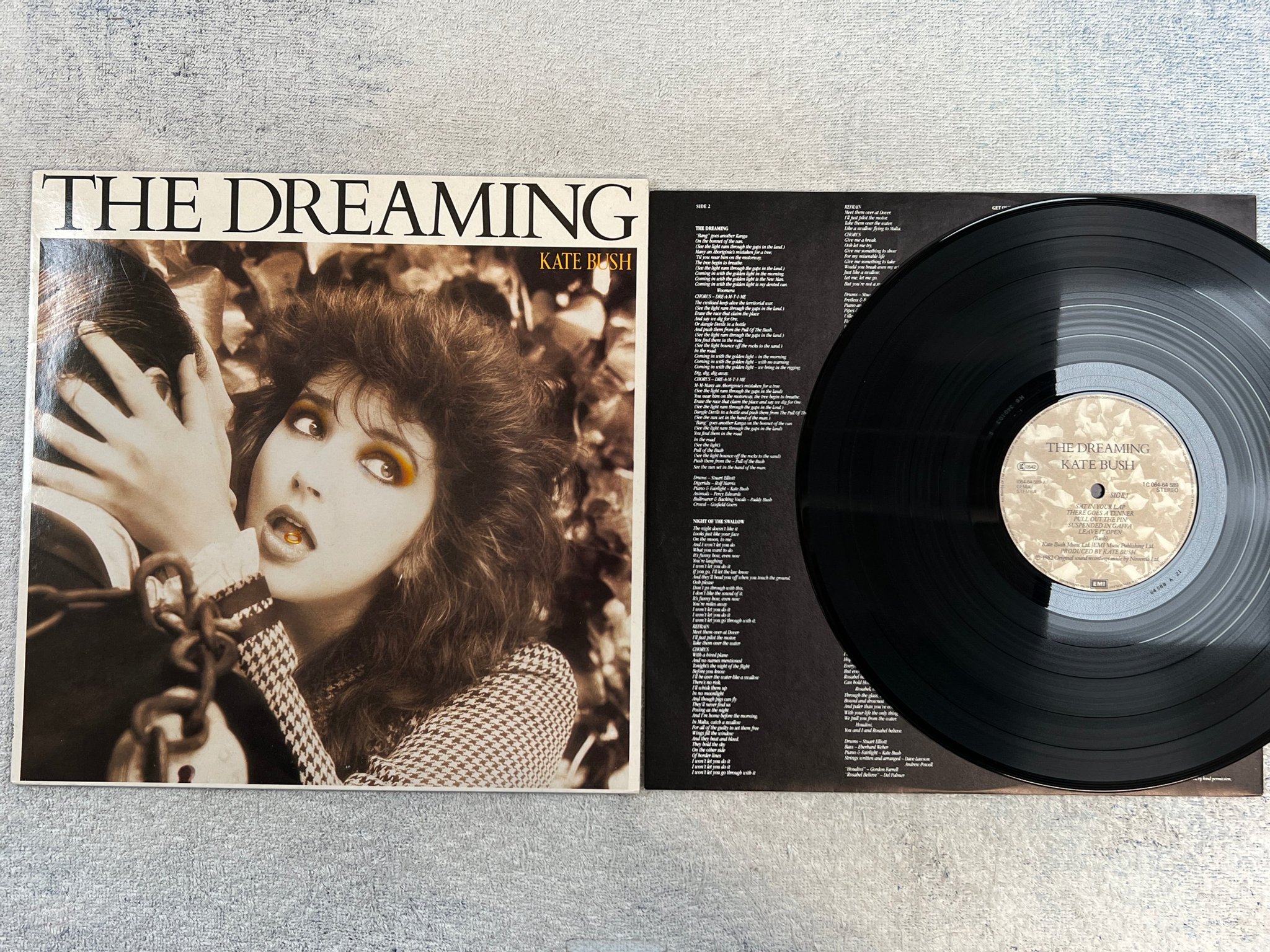 Omslagsbild för skivan KATE BUSH the dreaming LP -82 Hol EMI 1C 064-64589