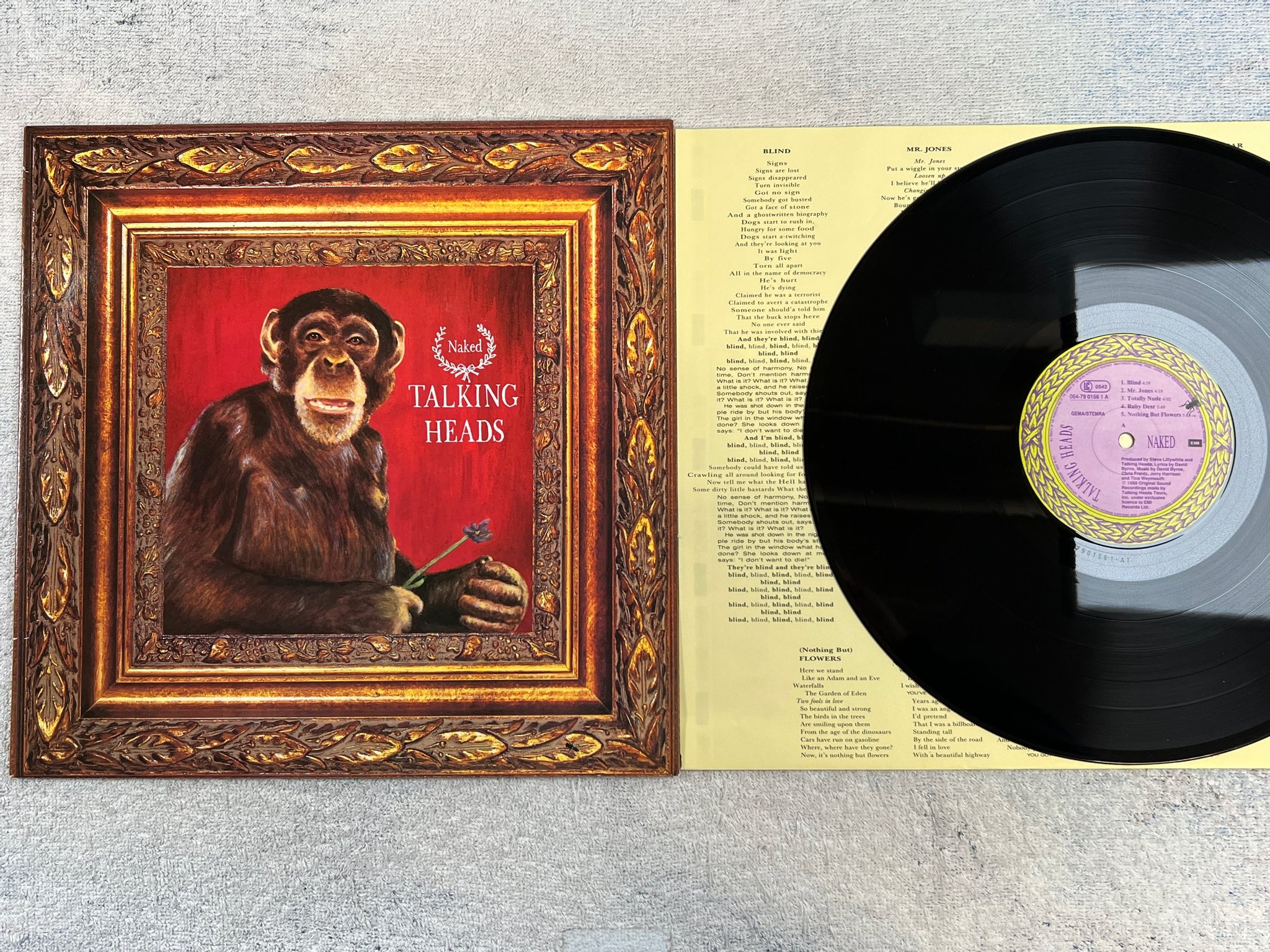 Omslagsbild för skivan TALKING HEADS naked LP -88 EMI 064-7901561