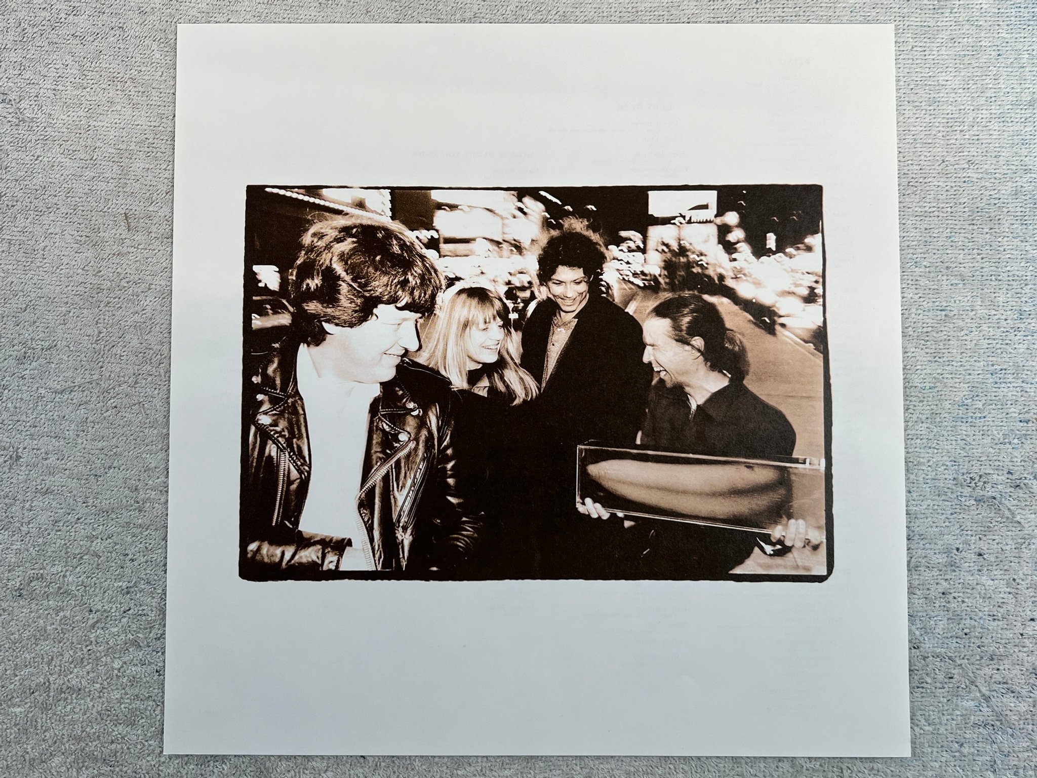 Omslagsbild för skivan TALKING HEADS naked LP -88 EMI 064-7901561