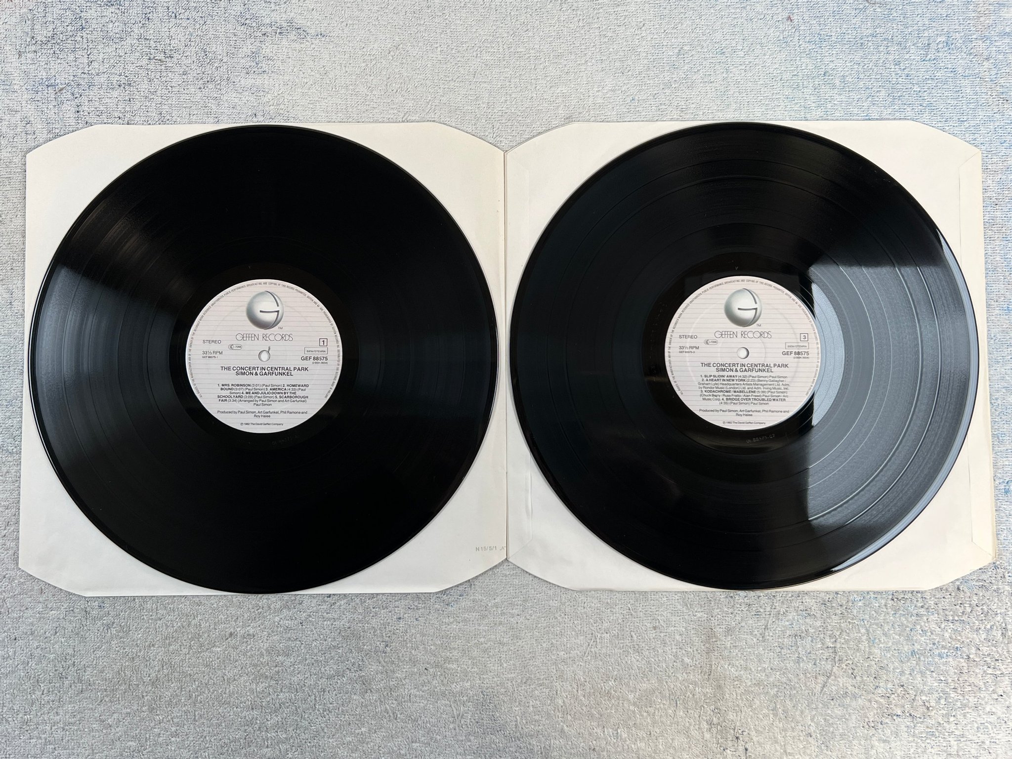 Omslagsbild för skivan SIMON & GARFUNKEL the concert in central park 2xLP -82 Hol GEFFEN GEF 88575