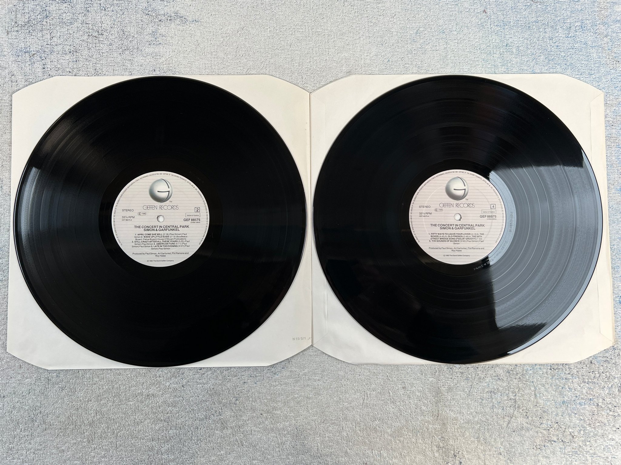 Omslagsbild för skivan SIMON & GARFUNKEL the concert in central park 2xLP -82 Hol GEFFEN GEF 88575