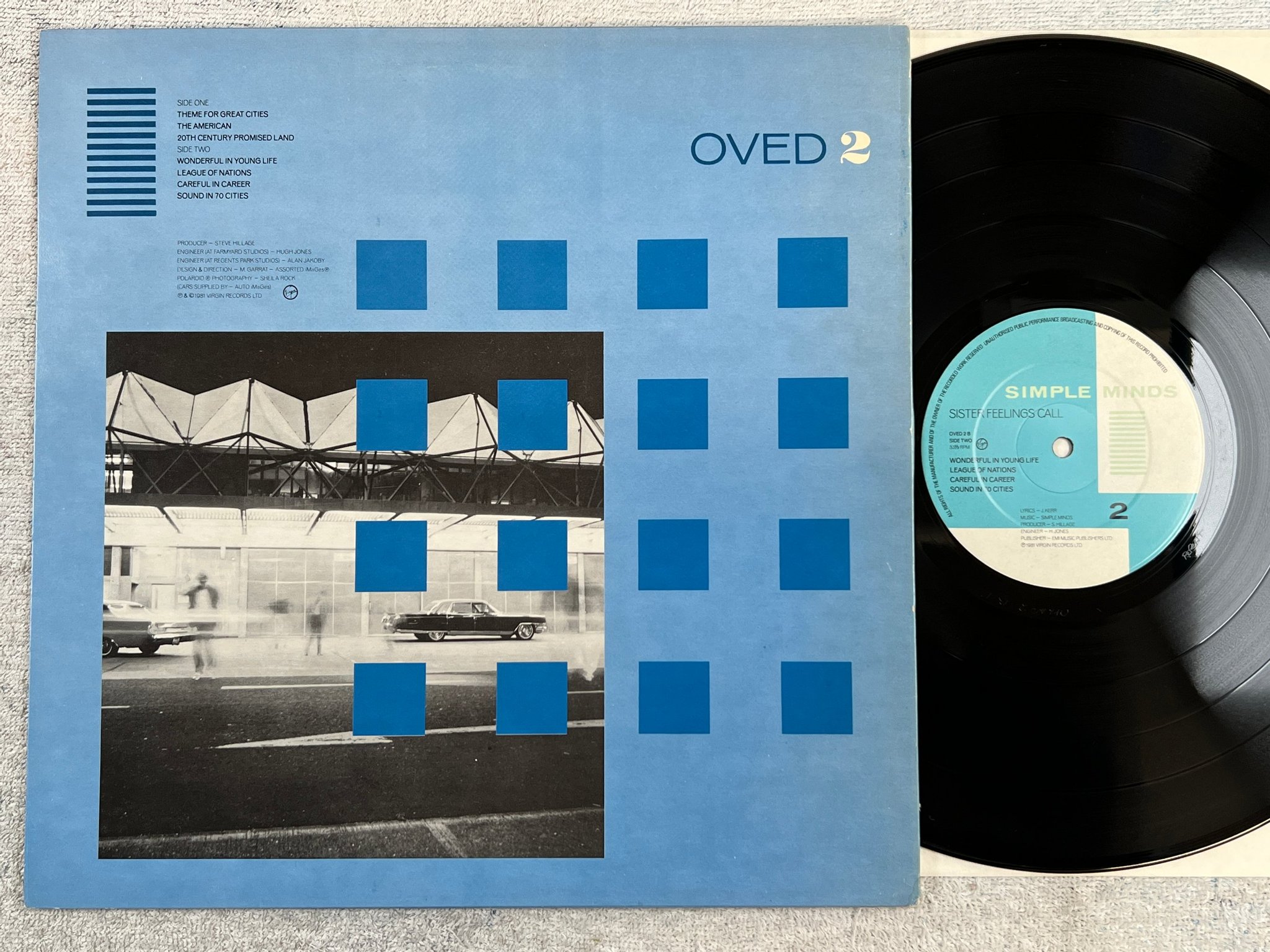 Omslagsbild för skivan SIMPLE MINDS sister feelings call LP -81 UK VIRGIN OVED 2