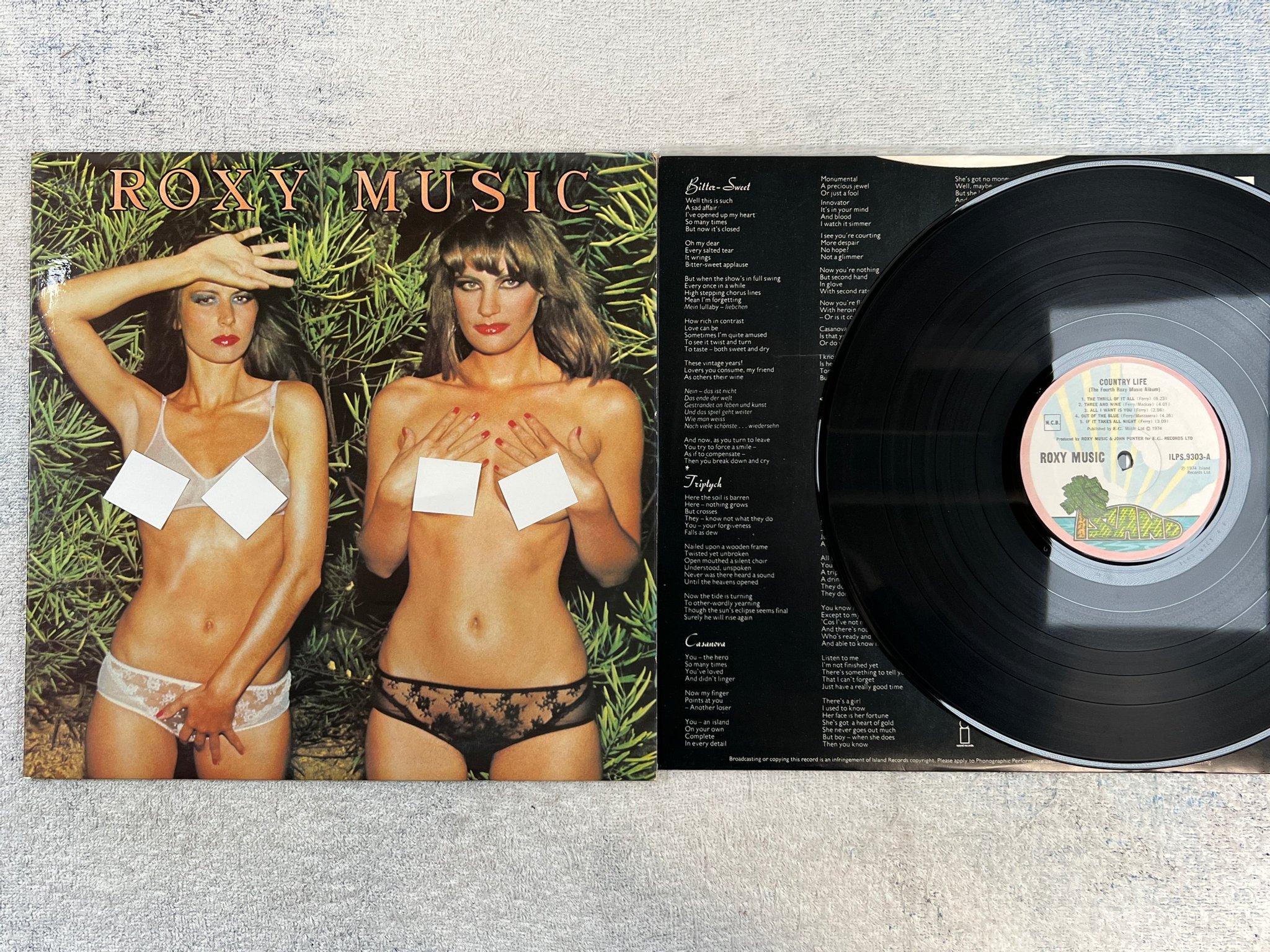Omslagsbild för skivan ROXY MUSIC country life LP -74 ncb ISLAND ILPS 9303