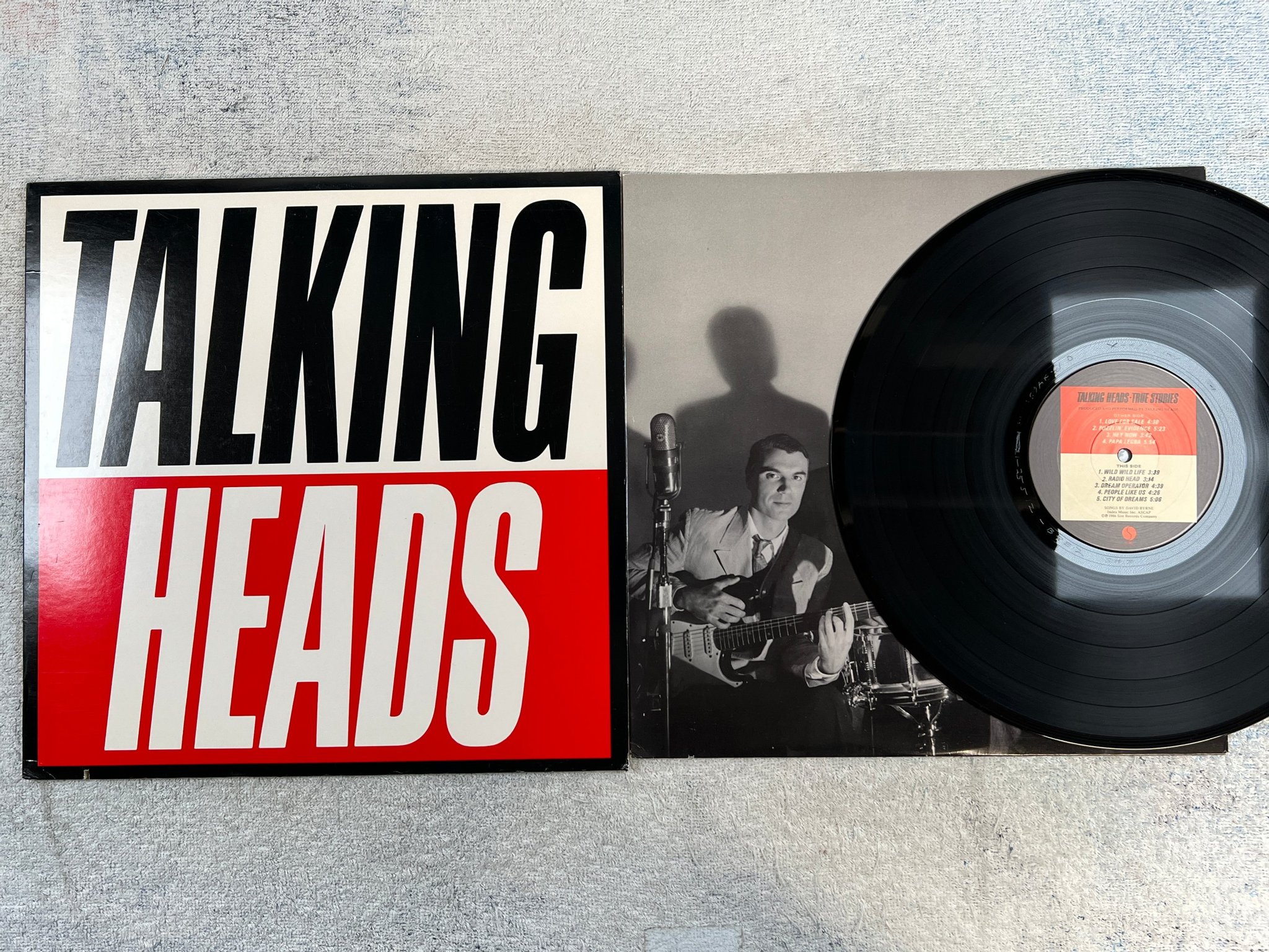 Omslagsbild för skivan TALKING HEADS true stories LP -86 US SIRE 1-25512