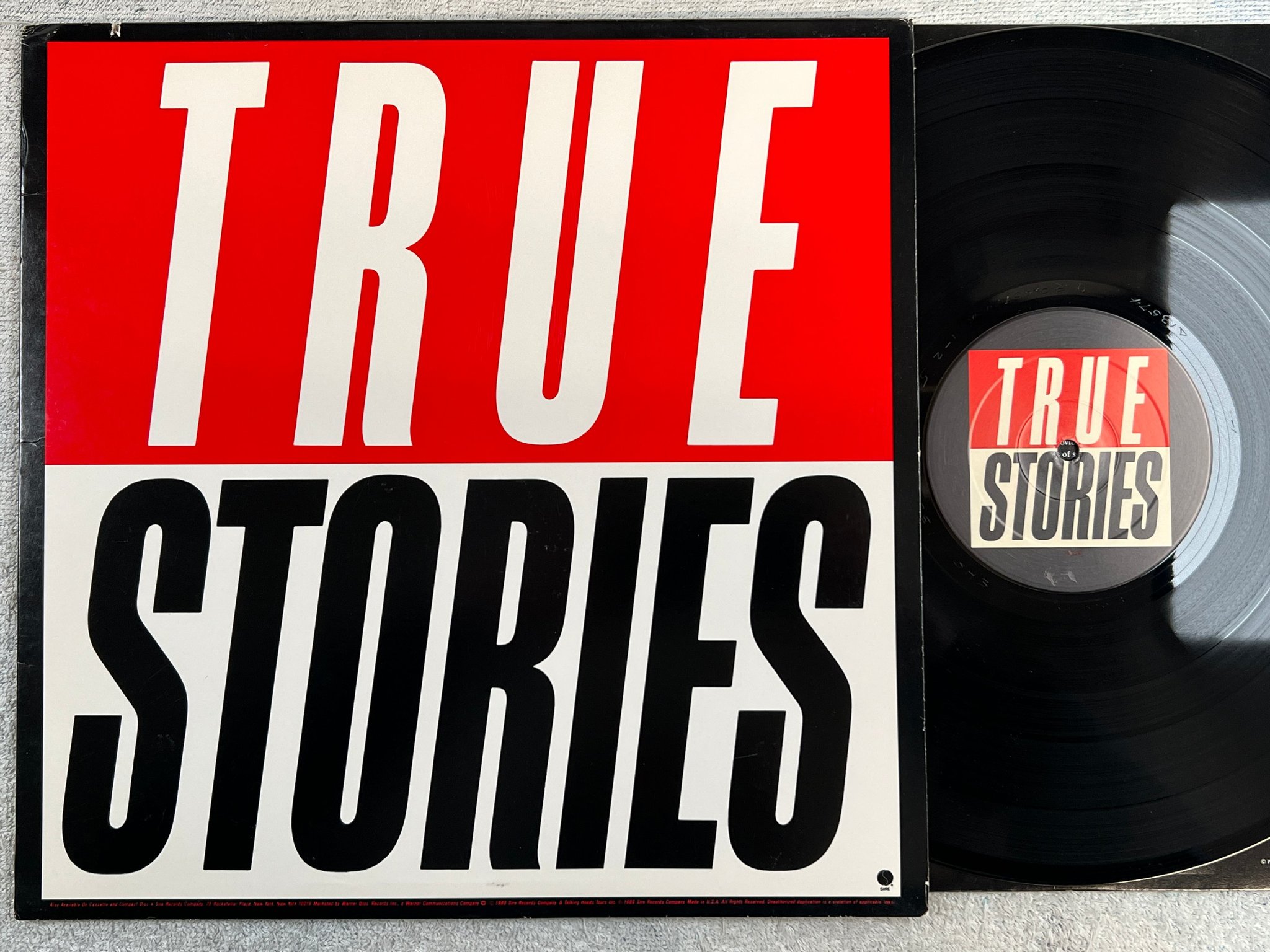 Omslagsbild för skivan TALKING HEADS true stories LP -86 US SIRE 1-25512