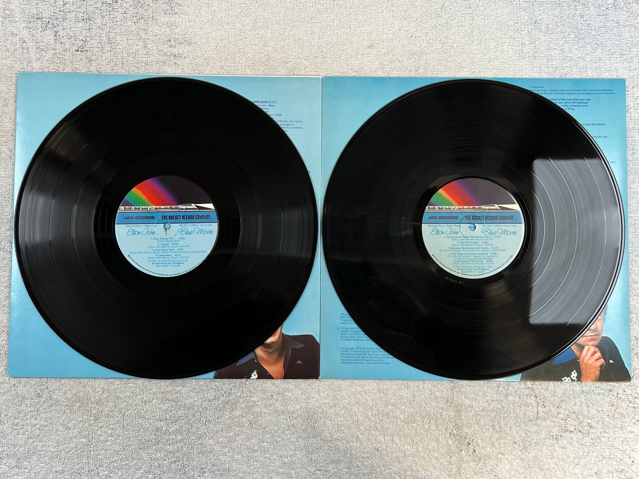 Omslagsbild för skivan ELTON JOHN blue moves 2xLP -76 US THE ROCKET RECORD COMPANY MCA2-11004