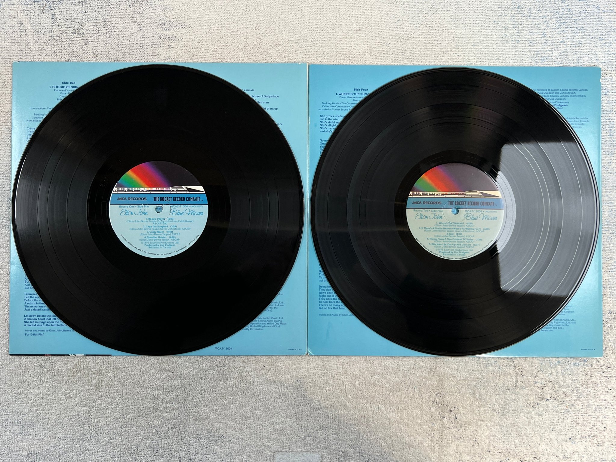 Omslagsbild för skivan ELTON JOHN blue moves 2xLP -76 US THE ROCKET RECORD COMPANY MCA2-11004