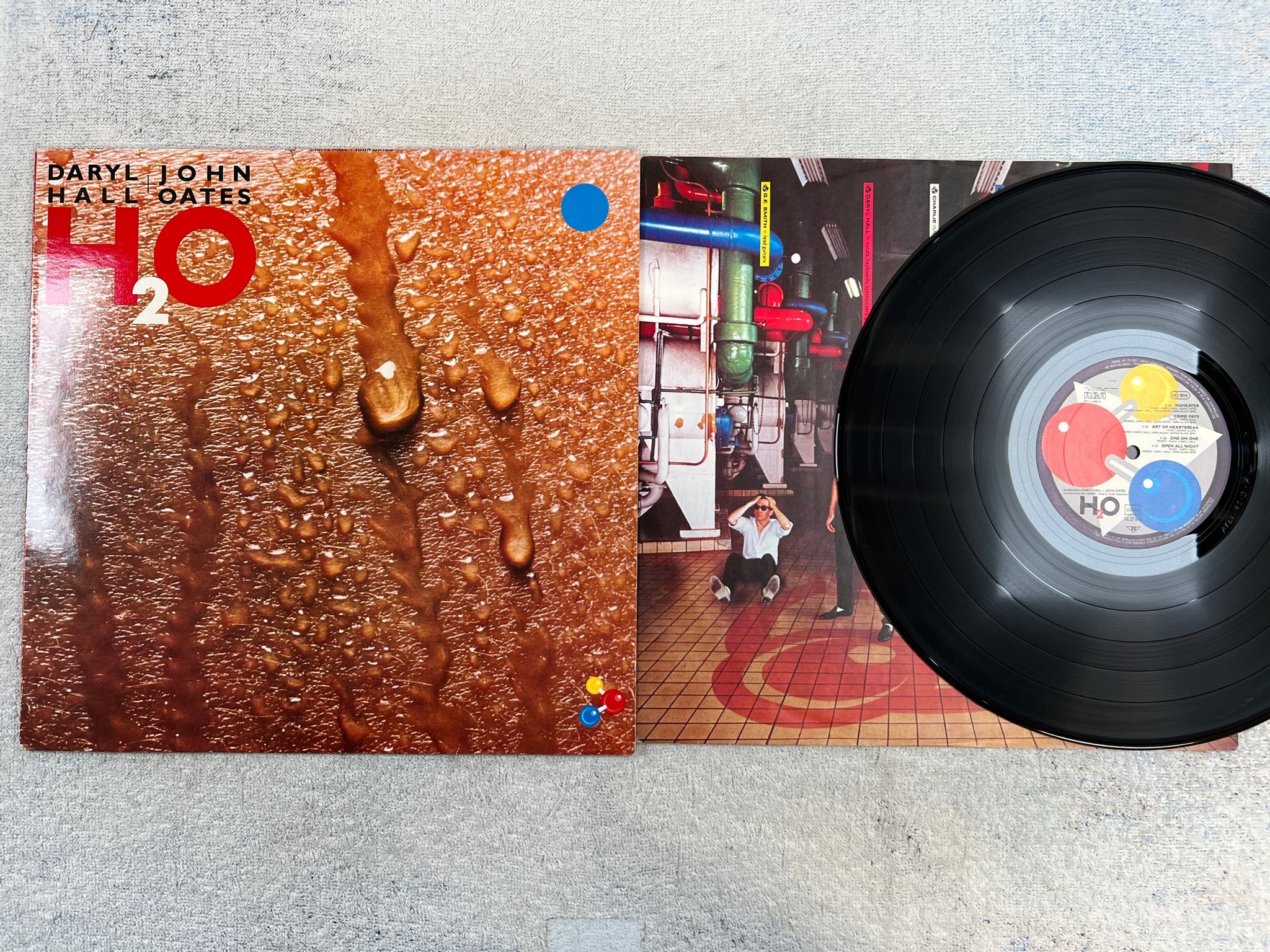 Omslagsbild för skivan DARYL HALL + JOHN OATES H2O LP -82 Ger RCA 7627048 "maneater"