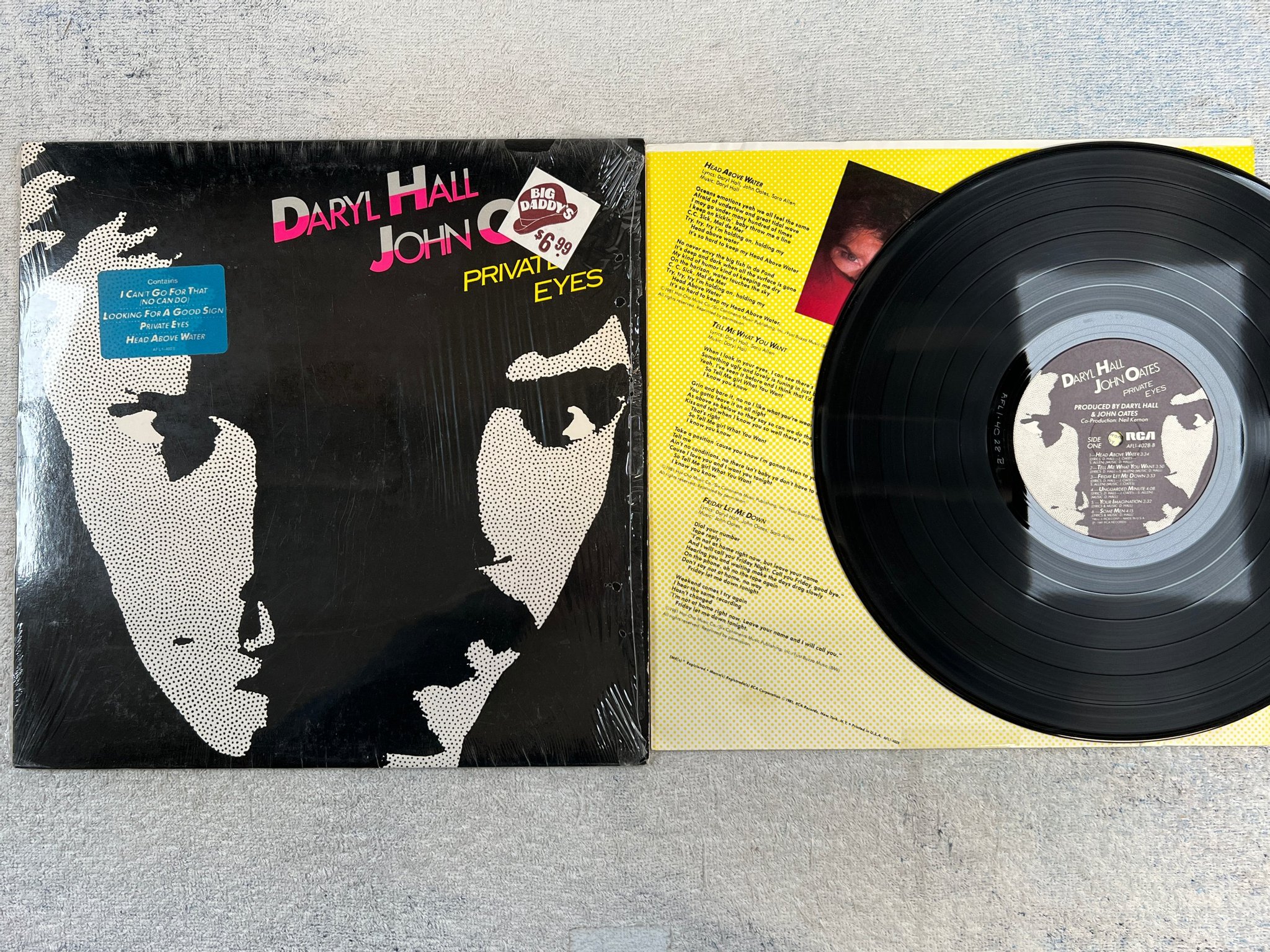 Omslagsbild för skivan DARYL HALL + JOHN OATES private eyes LP -81 RCA AFL1-4028