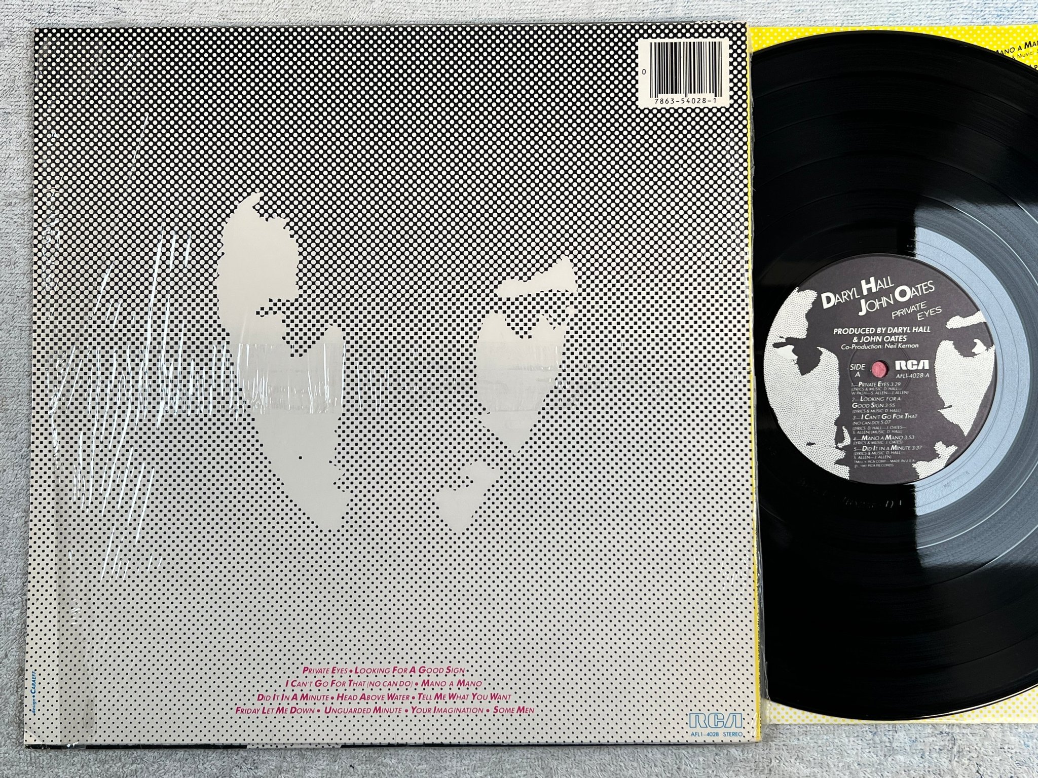 Omslagsbild för skivan DARYL HALL + JOHN OATES private eyes LP -81 RCA AFL1-4028