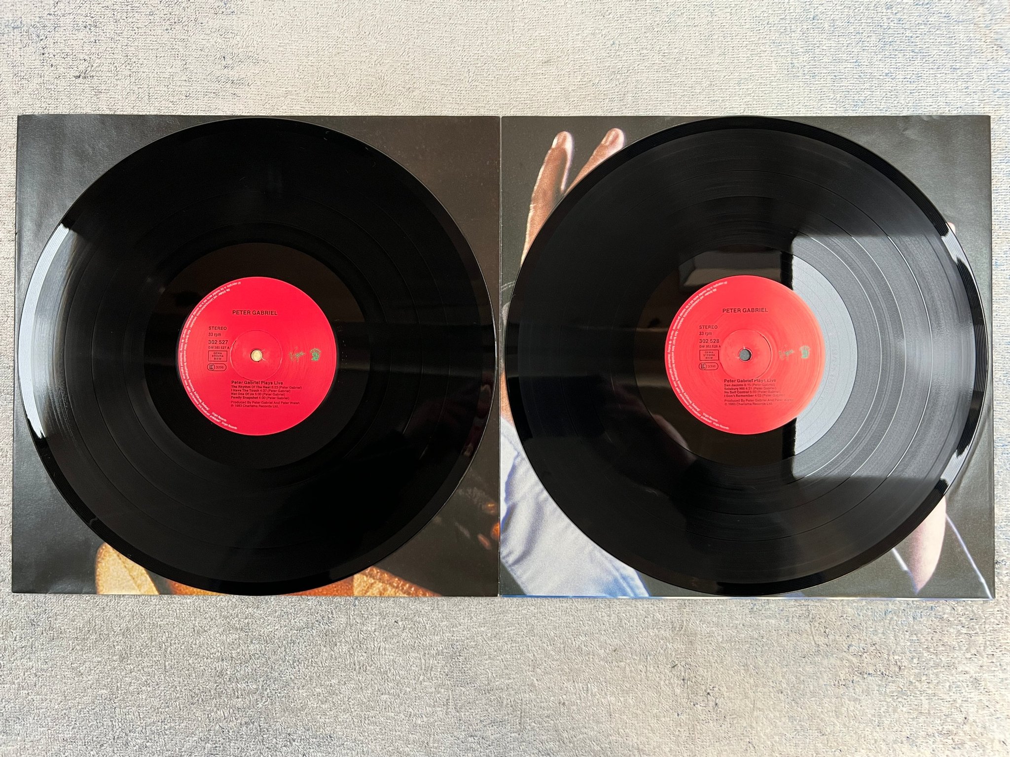 Omslagsbild för skivan PETER GABRIEL plays live 2xLP -83 Ger VIRGIN 302528