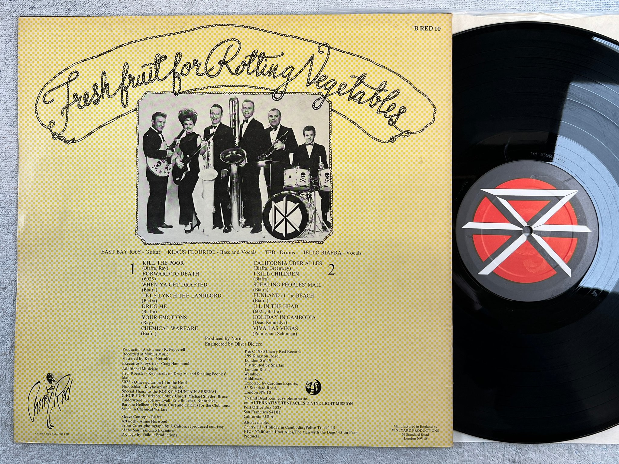 Omslagsbild för skivan DEAD KENNEDYS fresh fruit for rotting vegetables LP -80 UK CHERRY RED ** RARE **
