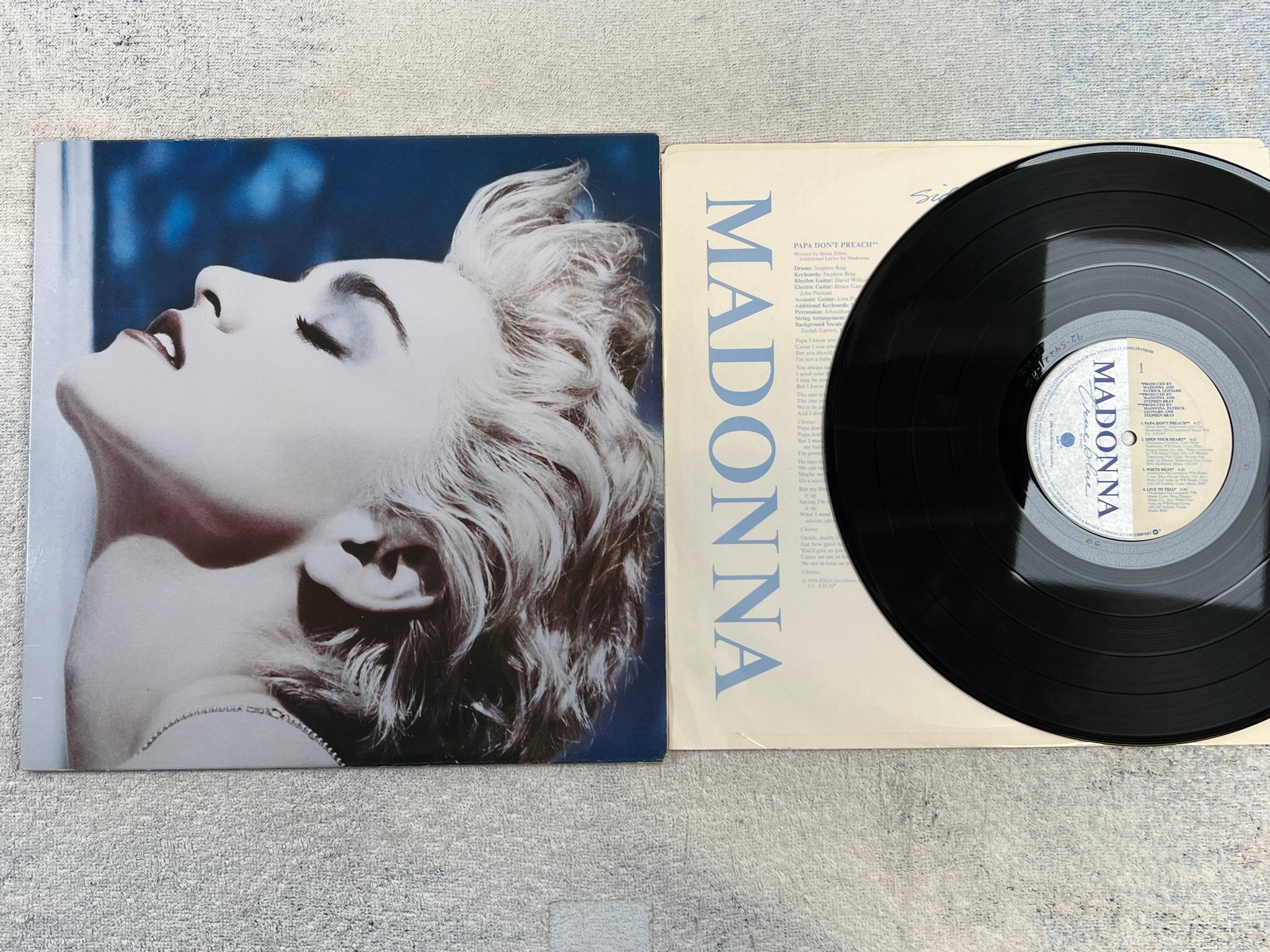 Omslagsbild för skivan MADONNA true blue LP -86 US sire  92 54421 Clean front cover 