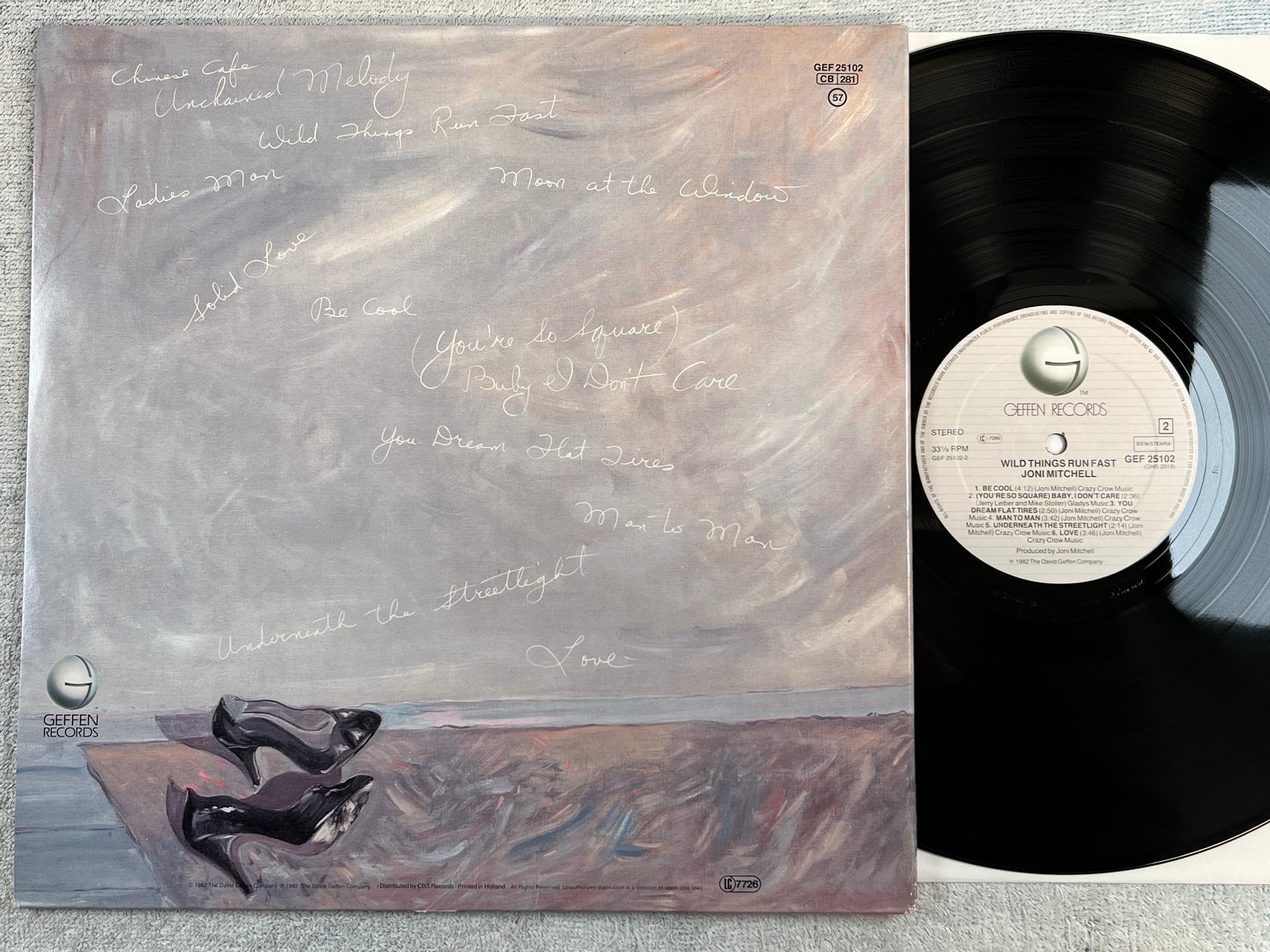 Omslagsbild för skivan JONI MITCHELL dog eat dog LP -85 Hol GEFFEN GEF 26455