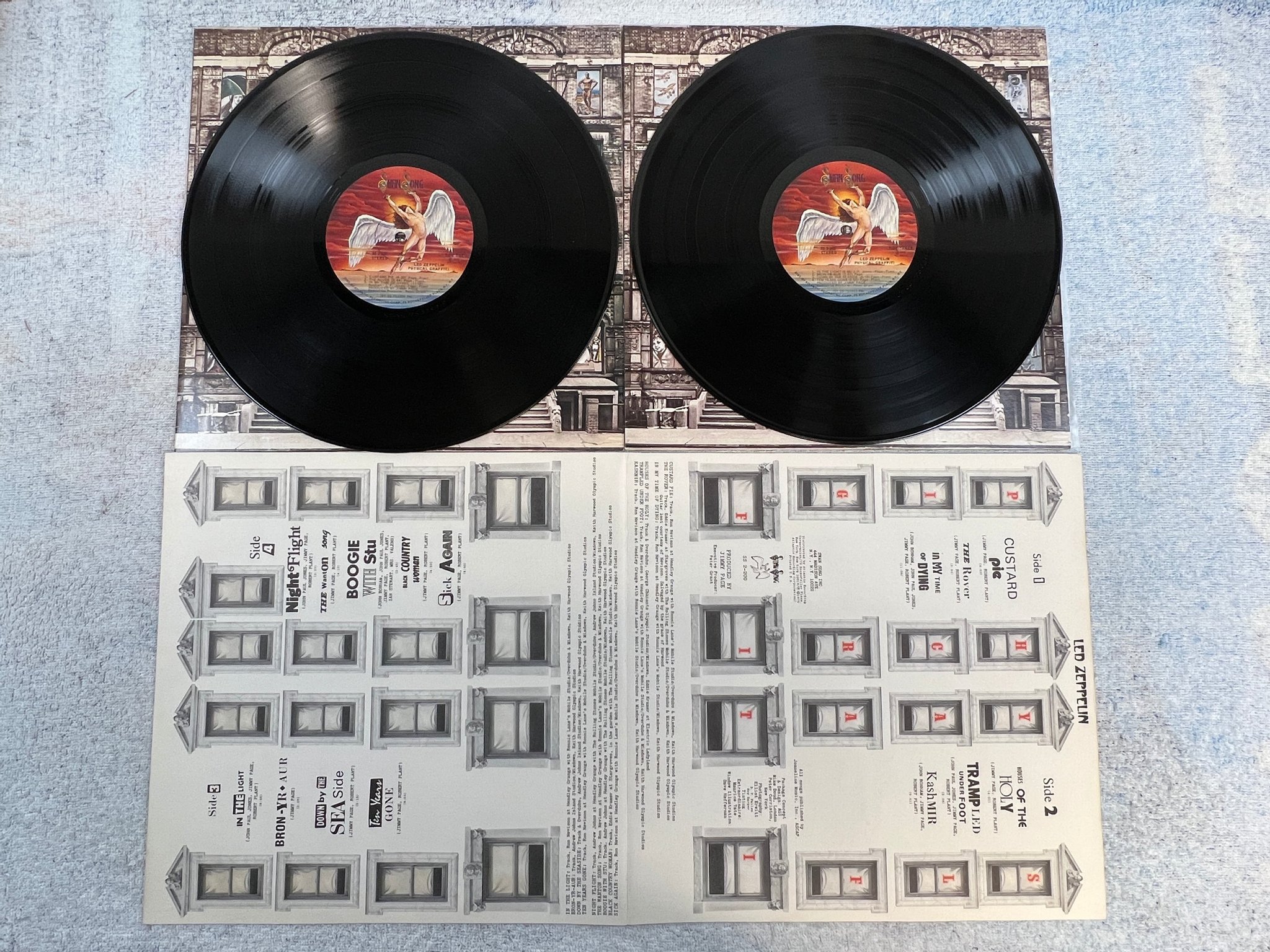 Omslagsbild för skivan LED ZEPPELIN physical graffiti 2xLLP -75 US SWANG SONG SS 2-200