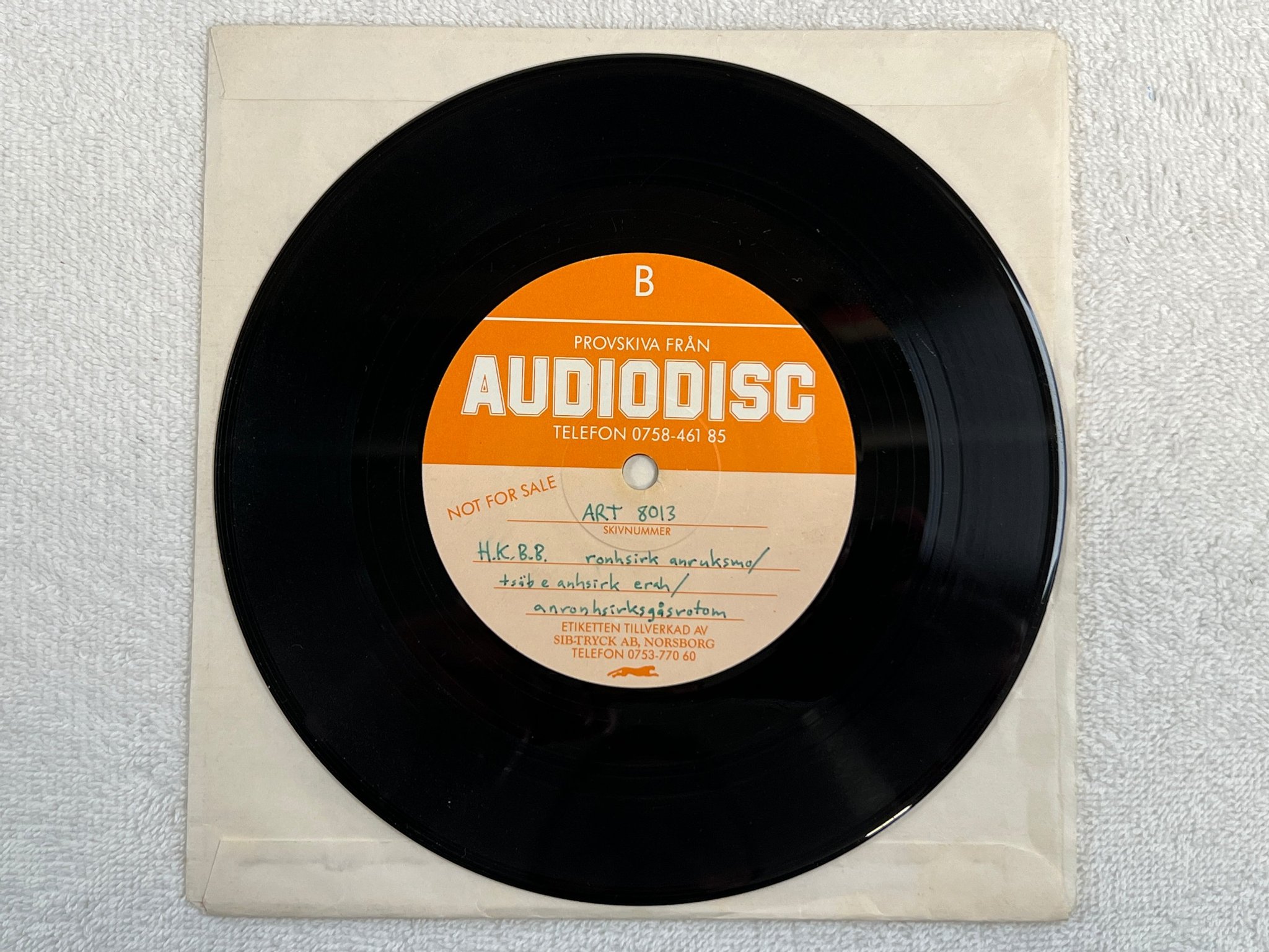 Omslagsbild för skivan HARE KRISHNA BRASS BAND motorsågskrishnorna 7"single ART 8013 test press !