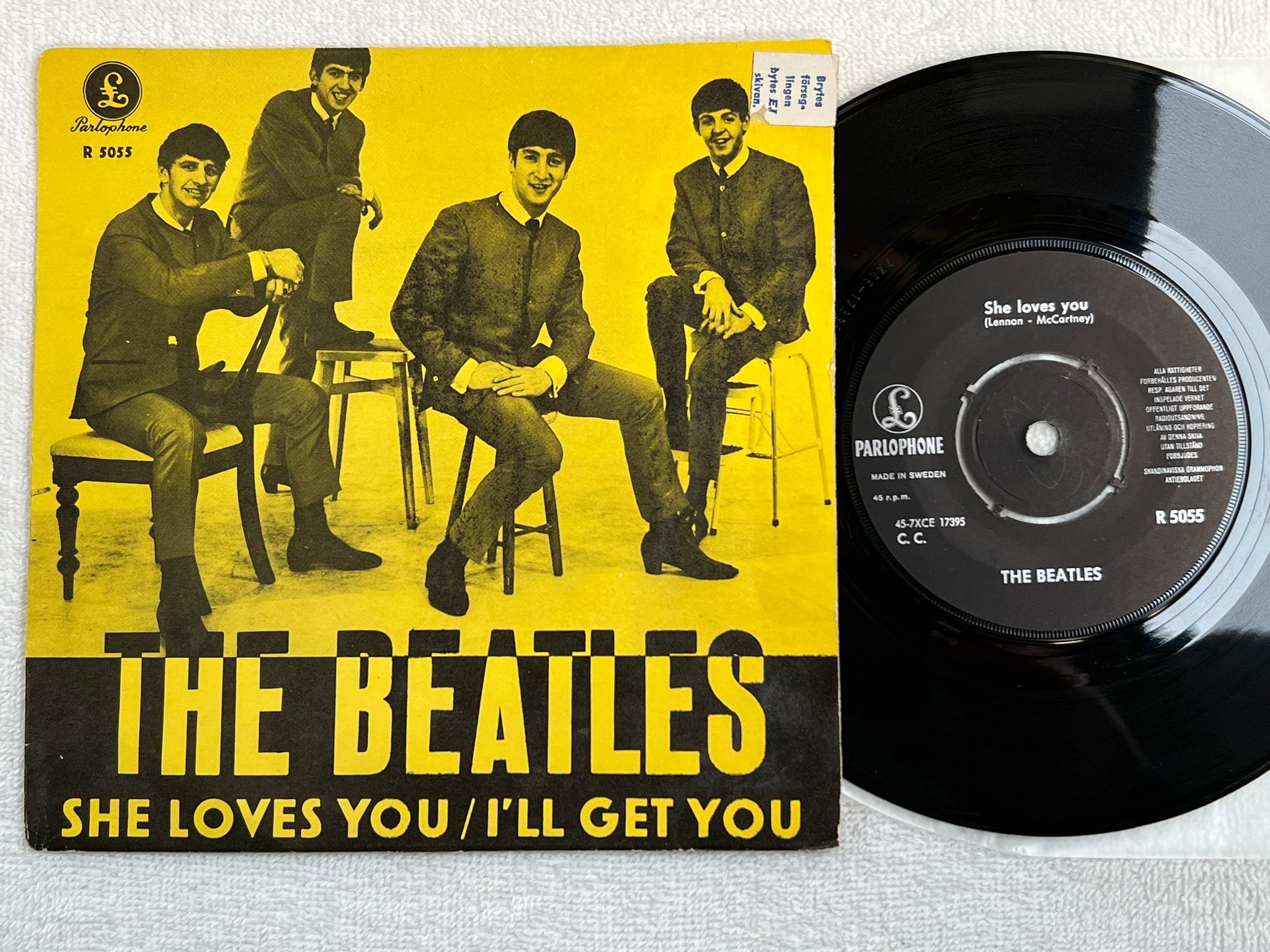 Omslagsbild för skivan THE BEATLES she loves you 7"single R 5055