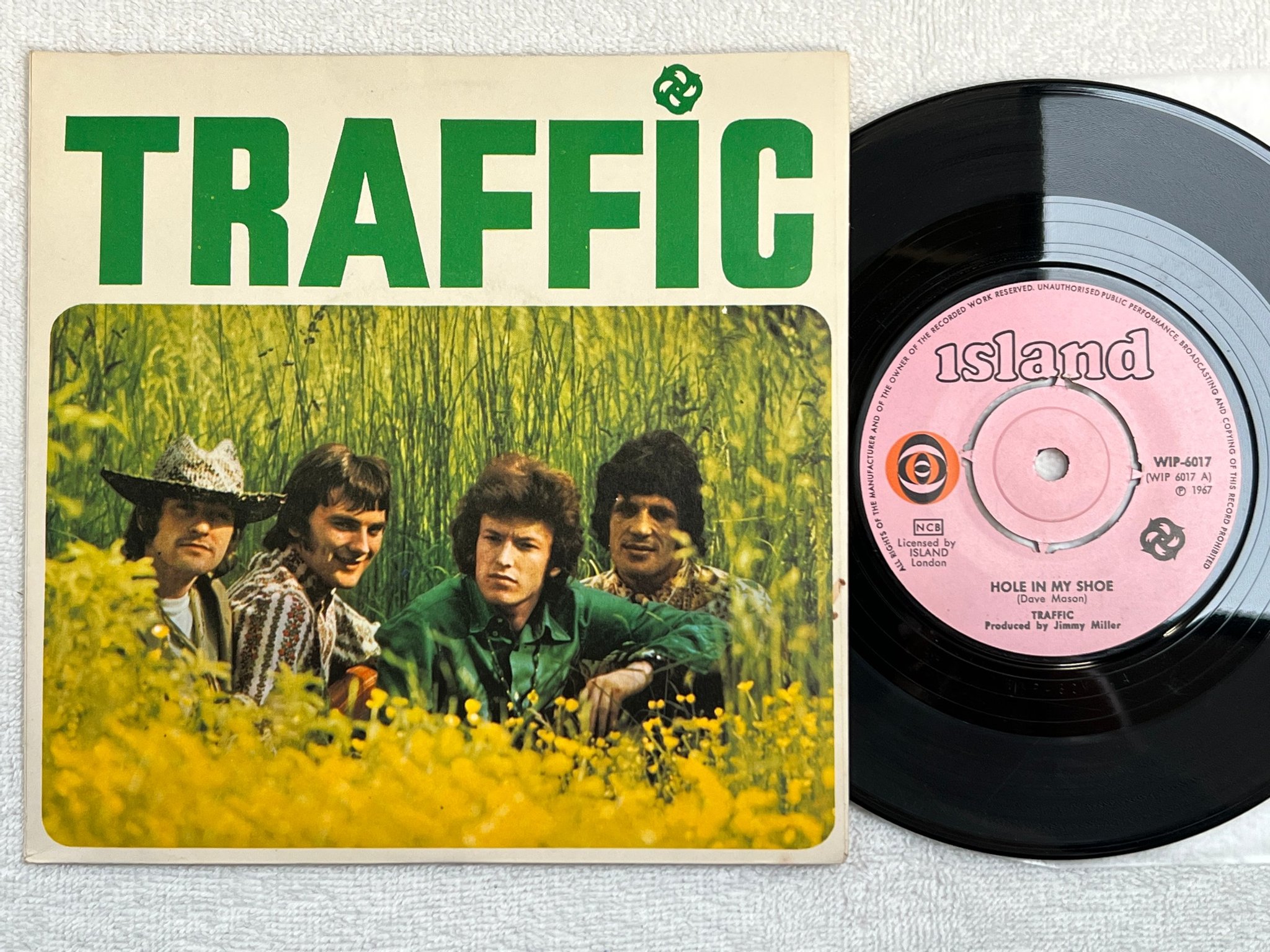 Omslagsbild för skivan TRAFFIC hole in my shoe 7"single -67 ISLAND WIP-6017