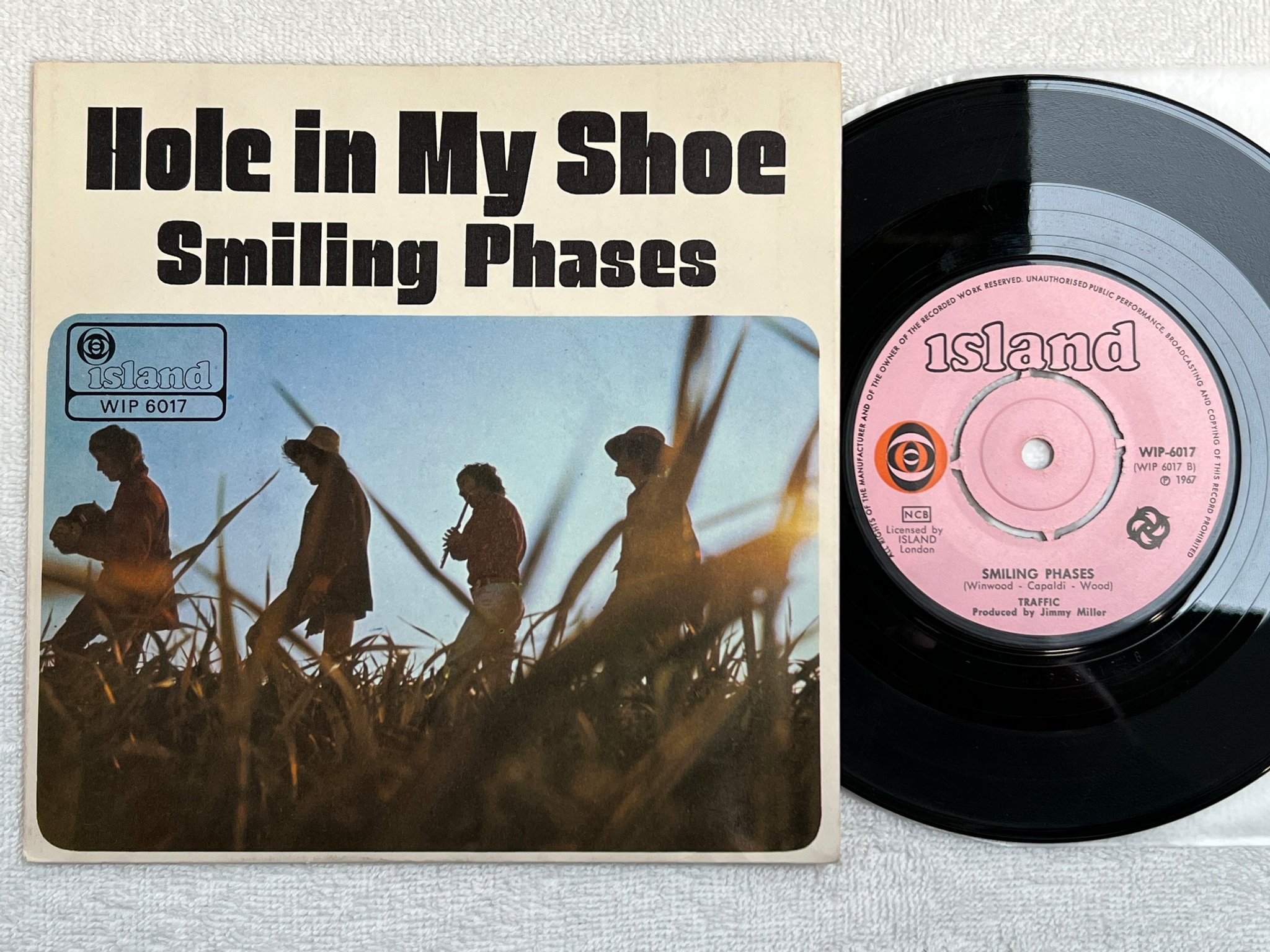 Omslagsbild för skivan TRAFFIC hole in my shoe 7"single -67 ISLAND WIP-6017