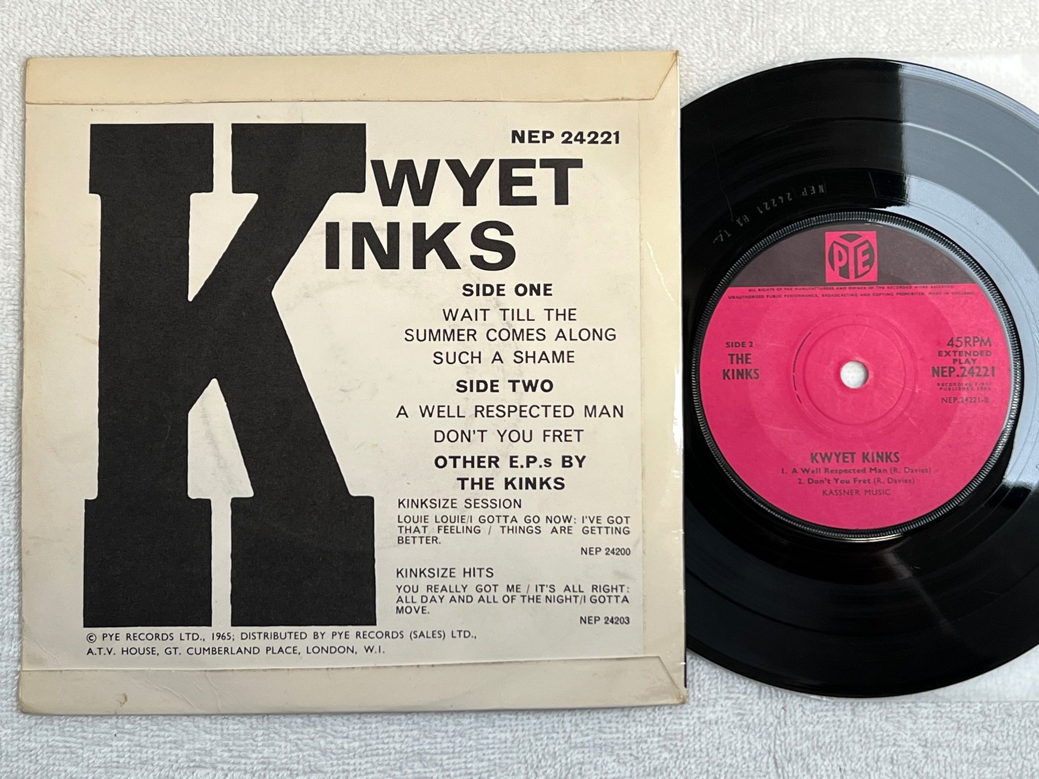Omslagsbild för skivan KINKS KWYET KINKS wait till the summer comes along