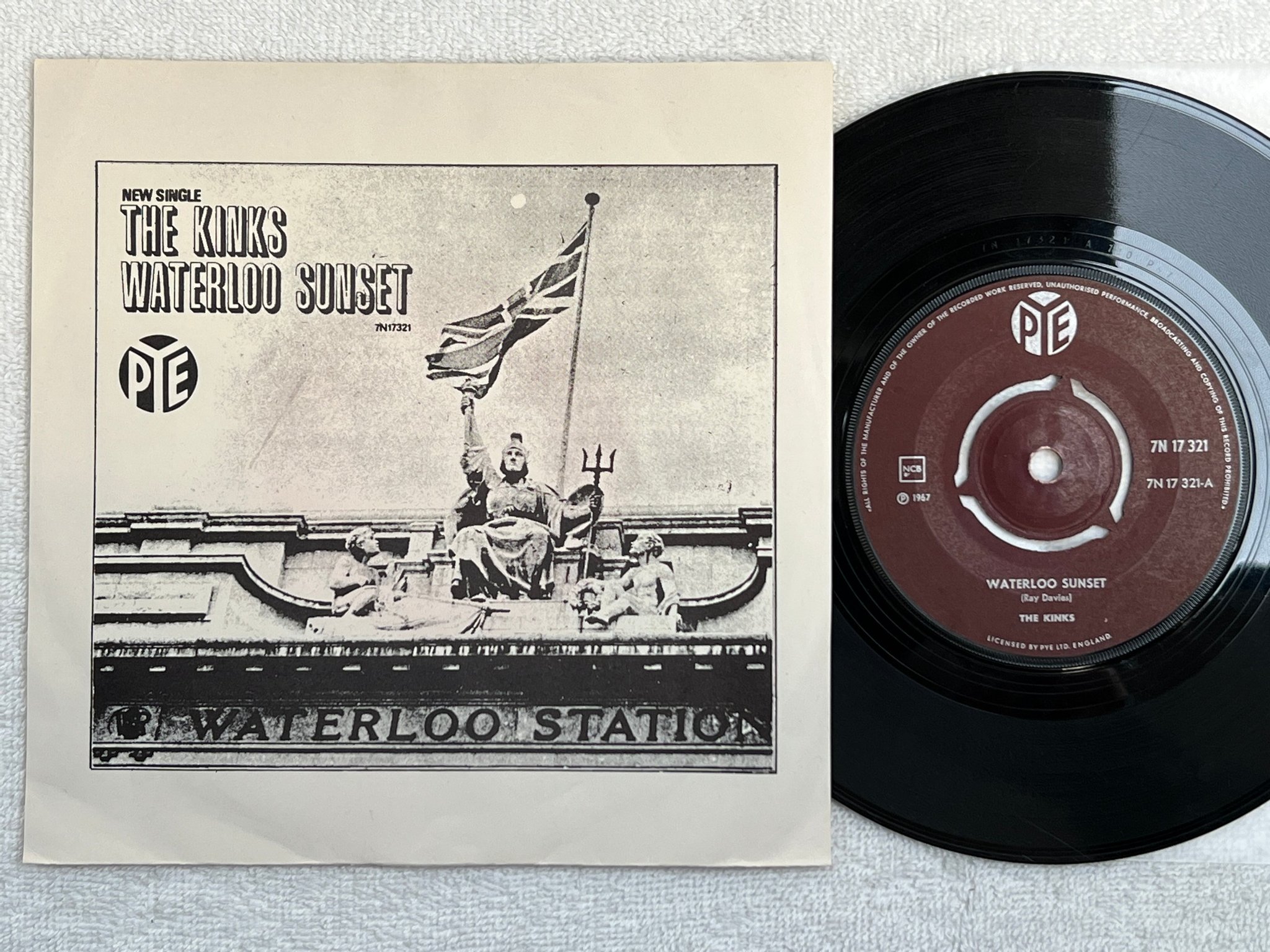 Omslagsbild för skivan THE KINKS waterloo sunset 7"single -67 PYE 7N17321 