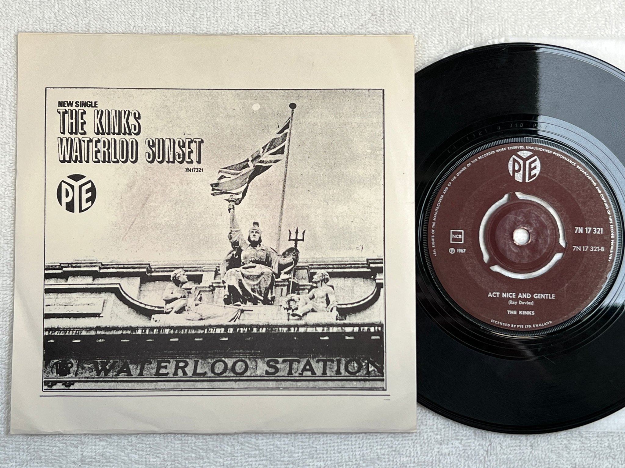 Omslagsbild för skivan THE KINKS waterloo sunset 7"single -67 PYE 7N17321 