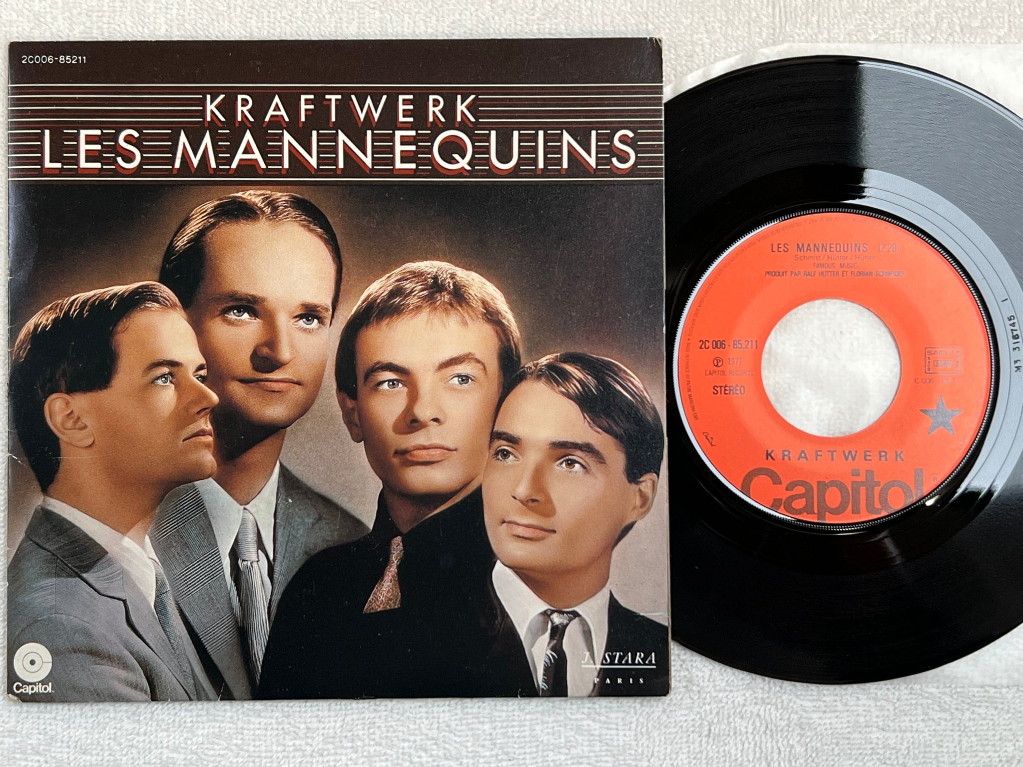 Omslagsbild för skivan KRAFTWERK les mannequins 7"single -77 2C006-85211