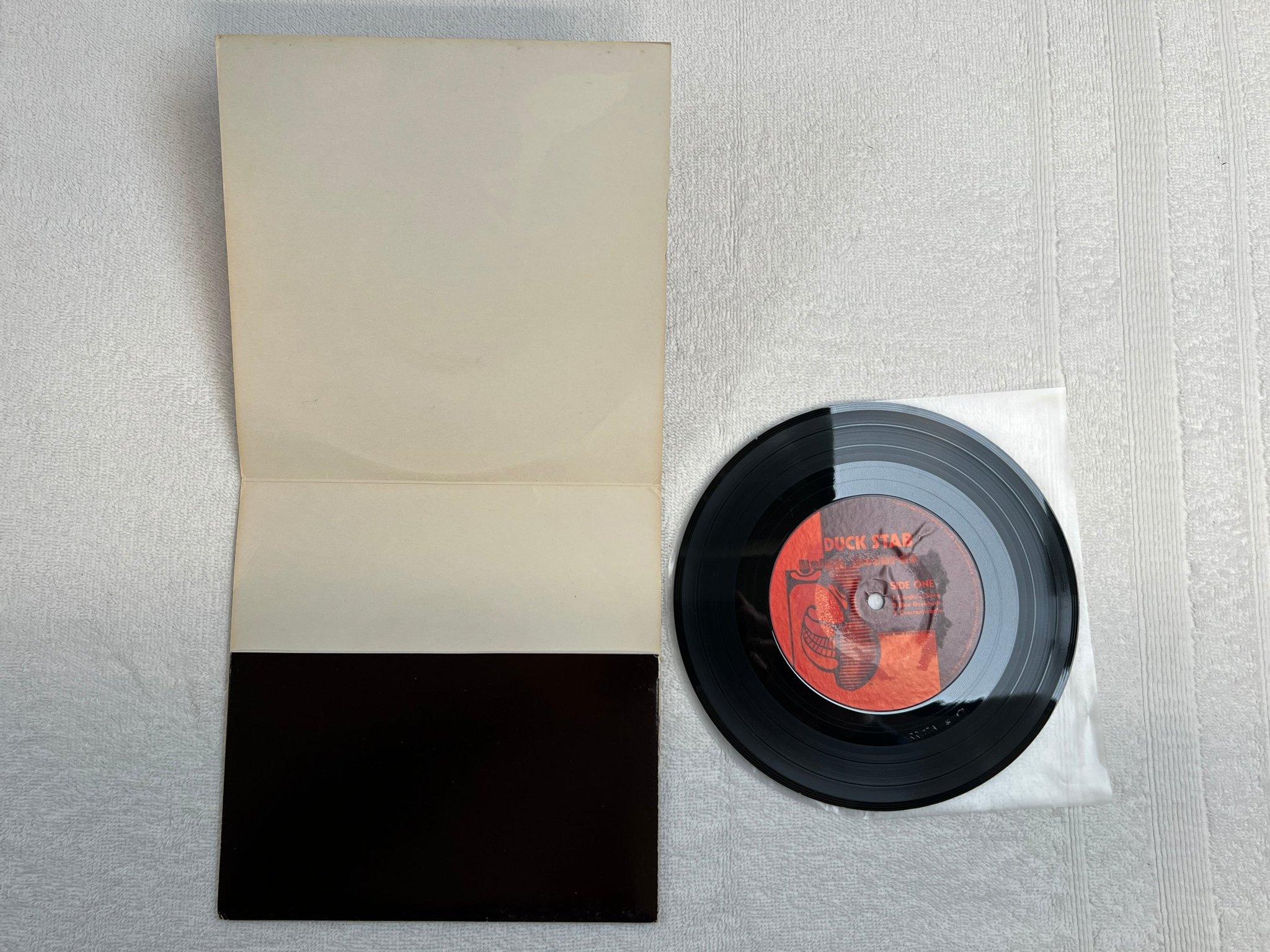 Omslagsbild för skivan DUCK STAB laughing song 7"single -78 Ralph Records