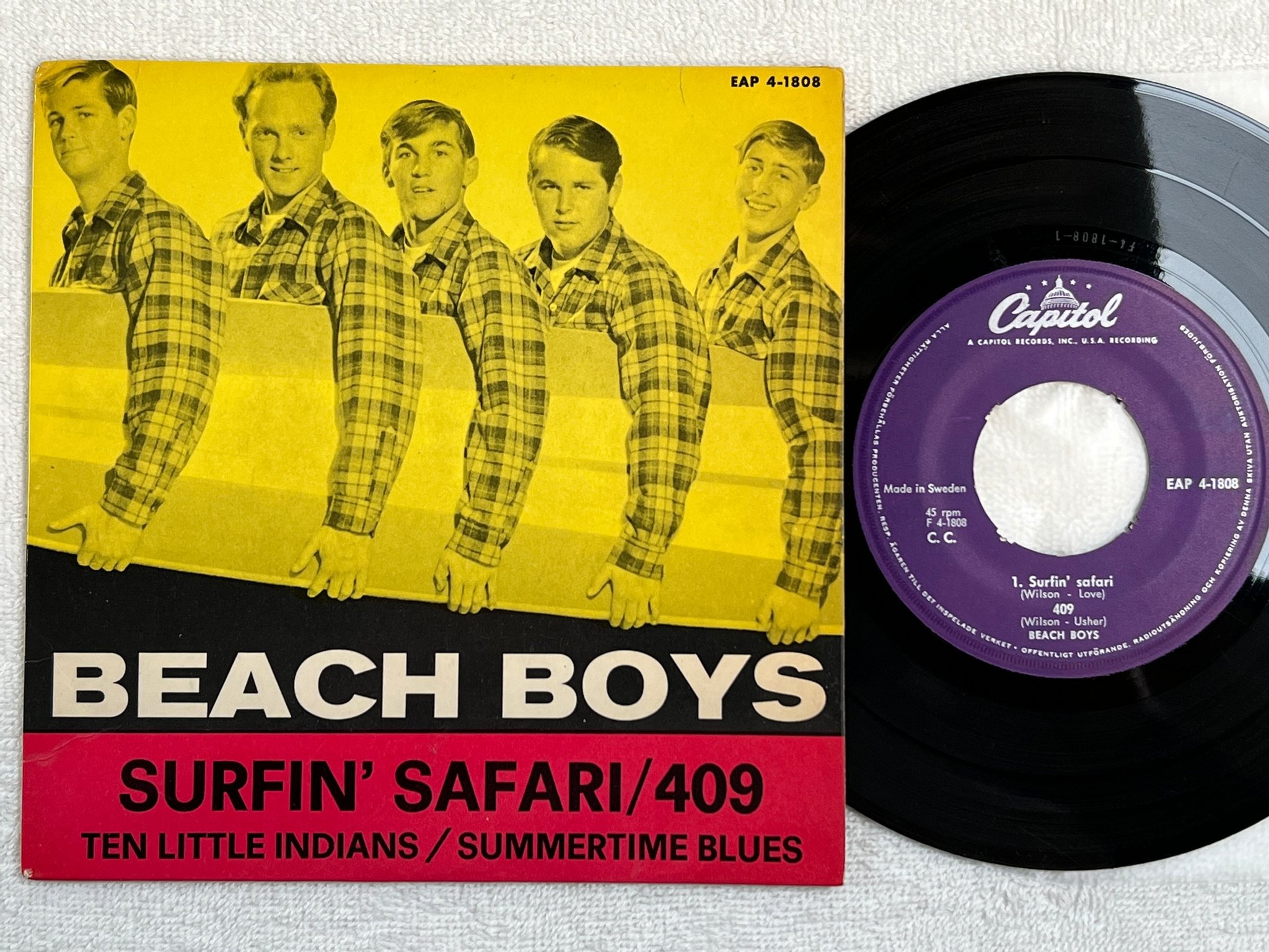 Omslagsbild för skivan BEACH BOYS surfin safari 7"single Swe EAP 4-1808